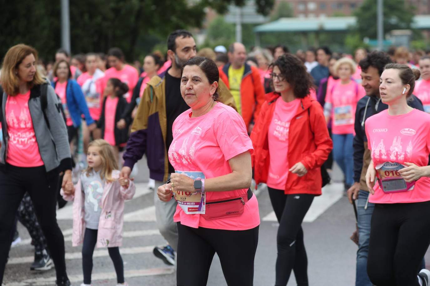 Una enorme marea rosa compuesta por unas 4.500 personas ha inundado este domingo Gijón. La Carrera de la Mujer, organizada por Central Lechera Asturiana, ha regresado a la ciudad en una jornada festiva, reivindicativa y solidaria. Las corredoras han completado los 5 kilómetros con salida en la Avenida Albert Einstein y meta en Las Mestas, y después se han sumado al festival de aeróbic y fitness de una hora. Justo antes de la salida se ha homenajeado a la alpinista local Rosa Fernández por ser un gran ejemplo para todas las deportistas asturianas. La vencedora ha sido Irene Rivero Miras, del AD Gijón Atletismo, que ha completado la prueba en 21'06. Algunas han ido corriendo y otras caminando, pero todas tenían algo en común: las luchas sociales. 