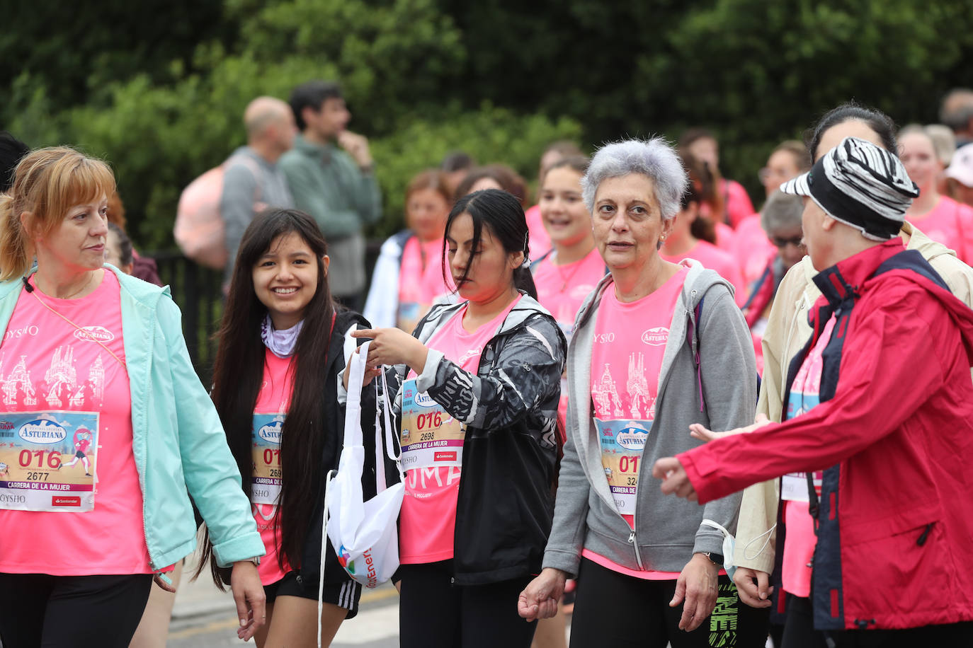 Una enorme marea rosa compuesta por unas 4.500 personas ha inundado este domingo Gijón. La Carrera de la Mujer, organizada por Central Lechera Asturiana, ha regresado a la ciudad en una jornada festiva, reivindicativa y solidaria. Las corredoras han completado los 5 kilómetros con salida en la Avenida Albert Einstein y meta en Las Mestas, y después se han sumado al festival de aeróbic y fitness de una hora. Justo antes de la salida se ha homenajeado a la alpinista local Rosa Fernández por ser un gran ejemplo para todas las deportistas asturianas. La vencedora ha sido Irene Rivero Miras, del AD Gijón Atletismo, que ha completado la prueba en 21'06. Algunas han ido corriendo y otras caminando, pero todas tenían algo en común: las luchas sociales. 