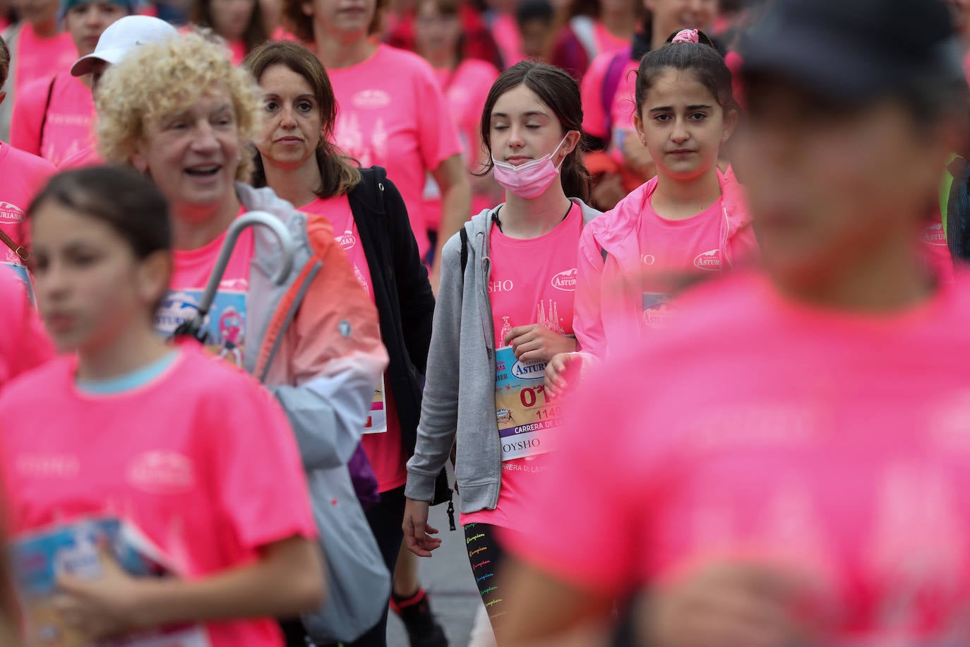 Una enorme marea rosa compuesta por unas 4.500 personas ha inundado este domingo Gijón. La Carrera de la Mujer, organizada por Central Lechera Asturiana, ha regresado a la ciudad en una jornada festiva, reivindicativa y solidaria. Las corredoras han completado los 5 kilómetros con salida en la Avenida Albert Einstein y meta en Las Mestas, y después se han sumado al festival de aeróbic y fitness de una hora. Justo antes de la salida se ha homenajeado a la alpinista local Rosa Fernández por ser un gran ejemplo para todas las deportistas asturianas. La vencedora ha sido Irene Rivero Miras, del AD Gijón Atletismo, que ha completado la prueba en 21'06. Algunas han ido corriendo y otras caminando, pero todas tenían algo en común: las luchas sociales. 