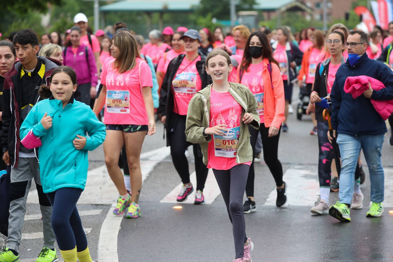 Una enorme marea rosa compuesta por unas 4.500 personas ha inundado este domingo Gijón. La Carrera de la Mujer, organizada por Central Lechera Asturiana, ha regresado a la ciudad en una jornada festiva, reivindicativa y solidaria. Las corredoras han completado los 5 kilómetros con salida en la Avenida Albert Einstein y meta en Las Mestas, y después se han sumado al festival de aeróbic y fitness de una hora. Justo antes de la salida se ha homenajeado a la alpinista local Rosa Fernández por ser un gran ejemplo para todas las deportistas asturianas. La vencedora ha sido Irene Rivero Miras, del AD Gijón Atletismo, que ha completado la prueba en 21'06. Algunas han ido corriendo y otras caminando, pero todas tenían algo en común: las luchas sociales. 