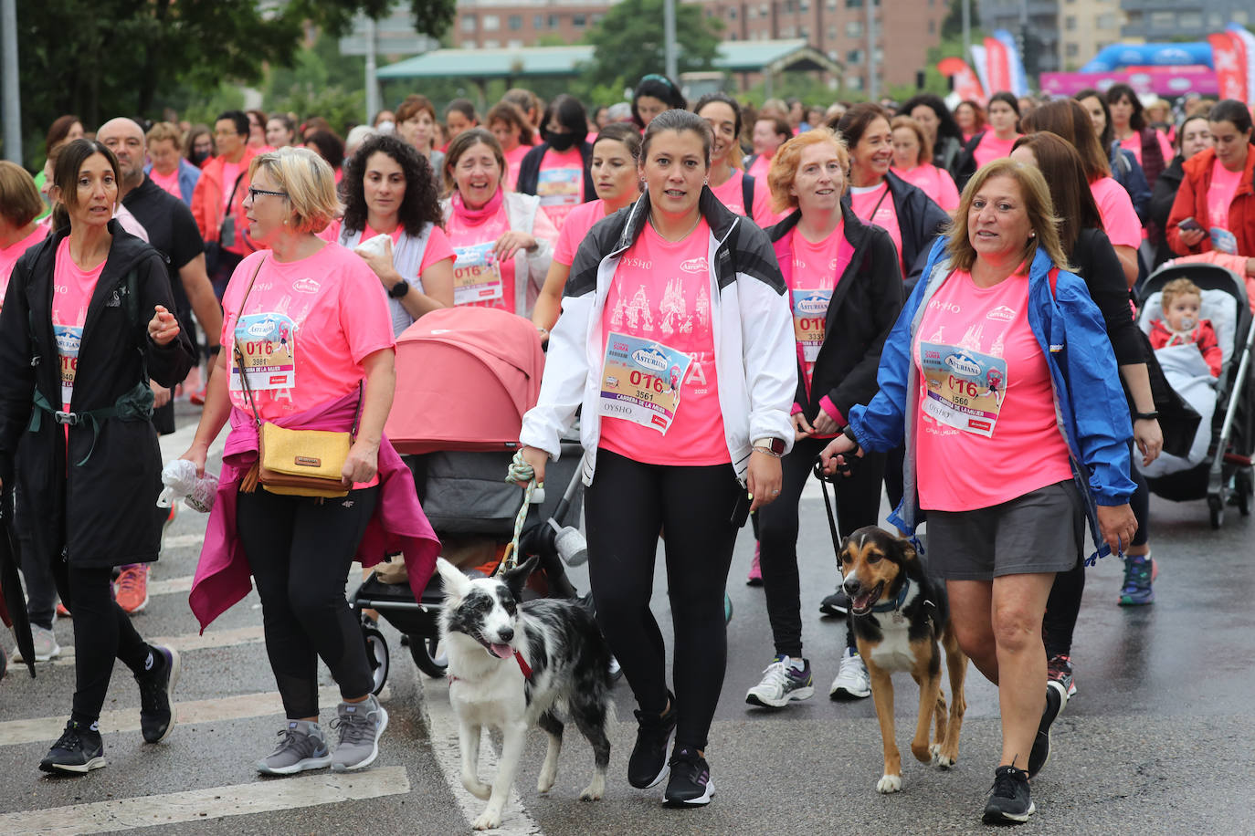 Una enorme marea rosa compuesta por unas 4.500 personas ha inundado este domingo Gijón. La Carrera de la Mujer, organizada por Central Lechera Asturiana, ha regresado a la ciudad en una jornada festiva, reivindicativa y solidaria. Las corredoras han completado los 5 kilómetros con salida en la Avenida Albert Einstein y meta en Las Mestas, y después se han sumado al festival de aeróbic y fitness de una hora. Justo antes de la salida se ha homenajeado a la alpinista local Rosa Fernández por ser un gran ejemplo para todas las deportistas asturianas. La vencedora ha sido Irene Rivero Miras, del AD Gijón Atletismo, que ha completado la prueba en 21'06. Algunas han ido corriendo y otras caminando, pero todas tenían algo en común: las luchas sociales. 