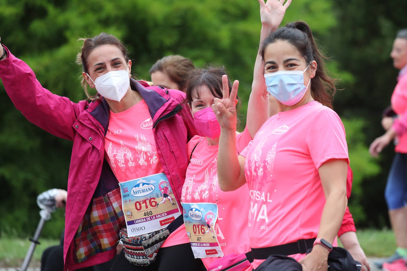 Una enorme marea rosa compuesta por unas 4.500 personas ha inundado este domingo Gijón. La Carrera de la Mujer, organizada por Central Lechera Asturiana, ha regresado a la ciudad en una jornada festiva, reivindicativa y solidaria. Las corredoras han completado los 5 kilómetros con salida en la Avenida Albert Einstein y meta en Las Mestas, y después se han sumado al festival de aeróbic y fitness de una hora. Justo antes de la salida se ha homenajeado a la alpinista local Rosa Fernández por ser un gran ejemplo para todas las deportistas asturianas. La vencedora ha sido Irene Rivero Miras, del AD Gijón Atletismo, que ha completado la prueba en 21'06. Algunas han ido corriendo y otras caminando, pero todas tenían algo en común: las luchas sociales. 