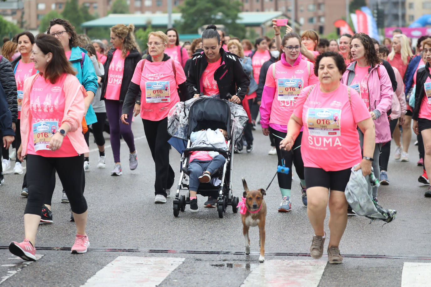 Una enorme marea rosa compuesta por unas 4.500 personas ha inundado este domingo Gijón. La Carrera de la Mujer, organizada por Central Lechera Asturiana, ha regresado a la ciudad en una jornada festiva, reivindicativa y solidaria. Las corredoras han completado los 5 kilómetros con salida en la Avenida Albert Einstein y meta en Las Mestas, y después se han sumado al festival de aeróbic y fitness de una hora. Justo antes de la salida se ha homenajeado a la alpinista local Rosa Fernández por ser un gran ejemplo para todas las deportistas asturianas. La vencedora ha sido Irene Rivero Miras, del AD Gijón Atletismo, que ha completado la prueba en 21'06. Algunas han ido corriendo y otras caminando, pero todas tenían algo en común: las luchas sociales. 