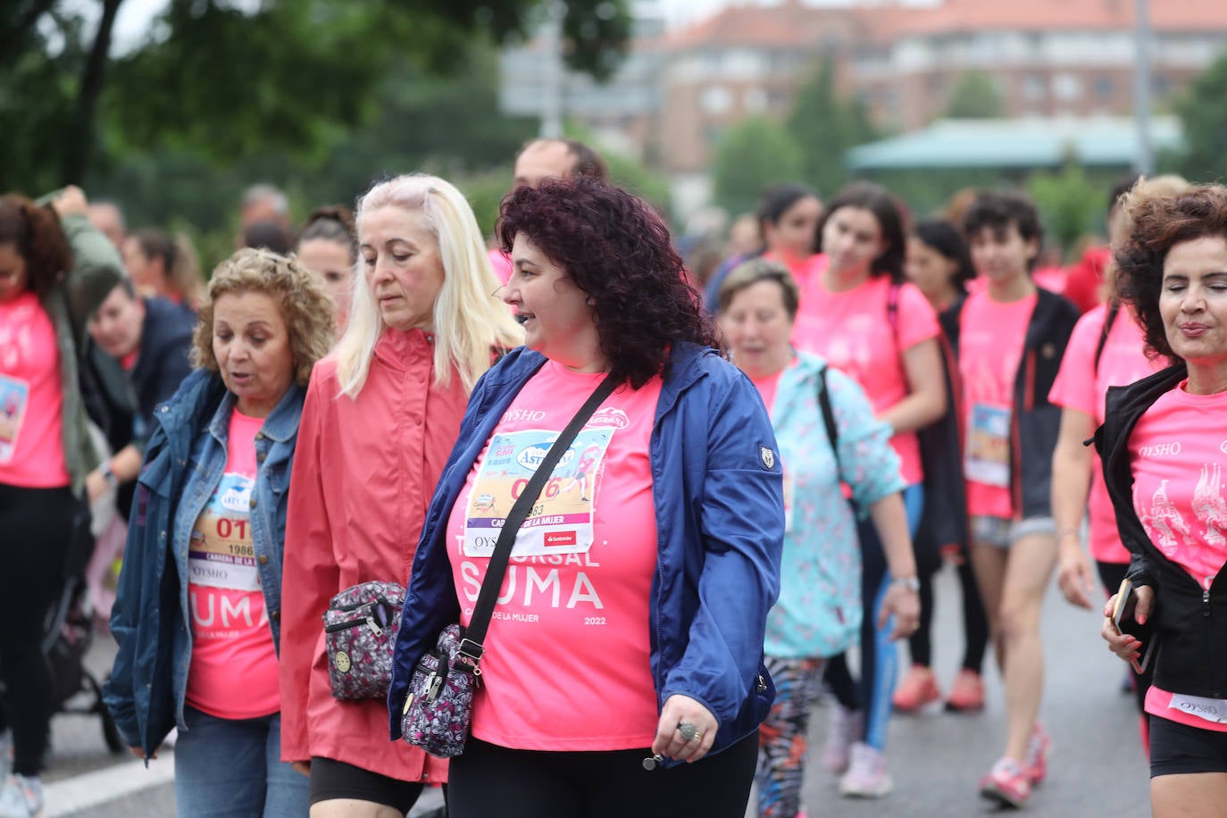 Una enorme marea rosa compuesta por unas 4.500 personas ha inundado este domingo Gijón. La Carrera de la Mujer, organizada por Central Lechera Asturiana, ha regresado a la ciudad en una jornada festiva, reivindicativa y solidaria. Las corredoras han completado los 5 kilómetros con salida en la Avenida Albert Einstein y meta en Las Mestas, y después se han sumado al festival de aeróbic y fitness de una hora. Justo antes de la salida se ha homenajeado a la alpinista local Rosa Fernández por ser un gran ejemplo para todas las deportistas asturianas. La vencedora ha sido Irene Rivero Miras, del AD Gijón Atletismo, que ha completado la prueba en 21'06. Algunas han ido corriendo y otras caminando, pero todas tenían algo en común: las luchas sociales. 