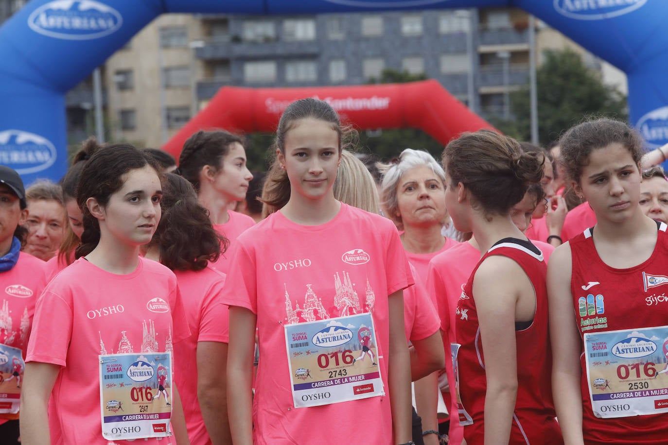 Una enorme marea rosa compuesta por unas 4.500 personas ha inundado este domingo Gijón. La Carrera de la Mujer, organizada por Central Lechera Asturiana, ha regresado a la ciudad en una jornada festiva, reivindicativa y solidaria. Las corredoras han completado los 5 kilómetros con salida en la Avenida Albert Einstein y meta en Las Mestas, y después se han sumado al festival de aeróbic y fitness de una hora. Justo antes de la salida se ha homenajeado a la alpinista local Rosa Fernández por ser un gran ejemplo para todas las deportistas asturianas. La vencedora ha sido Irene Rivero Miras, del AD Gijón Atletismo, que ha completado la prueba en 21'06. Algunas han ido corriendo y otras caminando, pero todas tenían algo en común: las luchas sociales. 