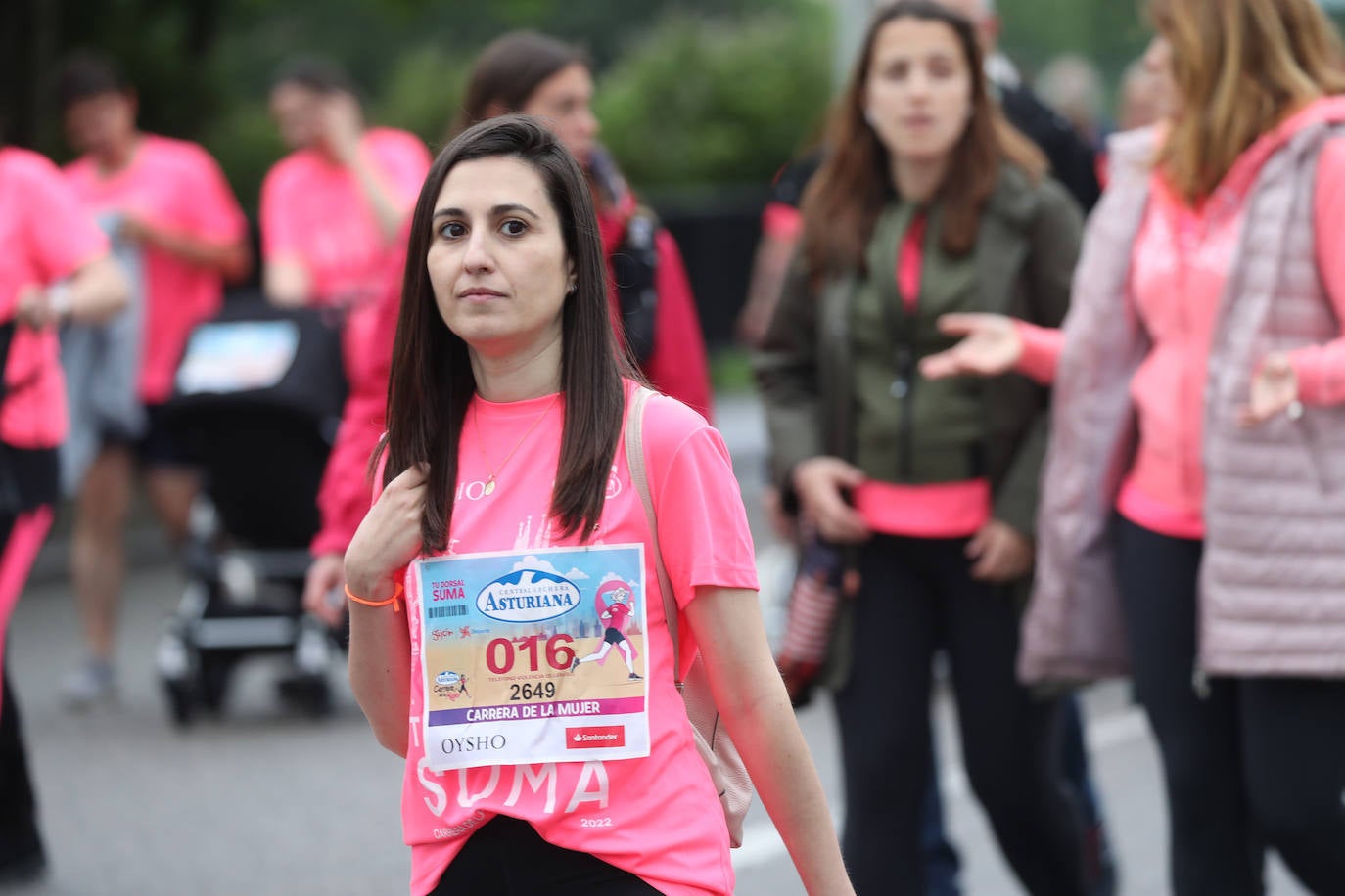 Una enorme marea rosa compuesta por unas 4.500 personas ha inundado este domingo Gijón. La Carrera de la Mujer, organizada por Central Lechera Asturiana, ha regresado a la ciudad en una jornada festiva, reivindicativa y solidaria. Las corredoras han completado los 5 kilómetros con salida en la Avenida Albert Einstein y meta en Las Mestas, y después se han sumado al festival de aeróbic y fitness de una hora. Justo antes de la salida se ha homenajeado a la alpinista local Rosa Fernández por ser un gran ejemplo para todas las deportistas asturianas. La vencedora ha sido Irene Rivero Miras, del AD Gijón Atletismo, que ha completado la prueba en 21'06. Algunas han ido corriendo y otras caminando, pero todas tenían algo en común: las luchas sociales. 