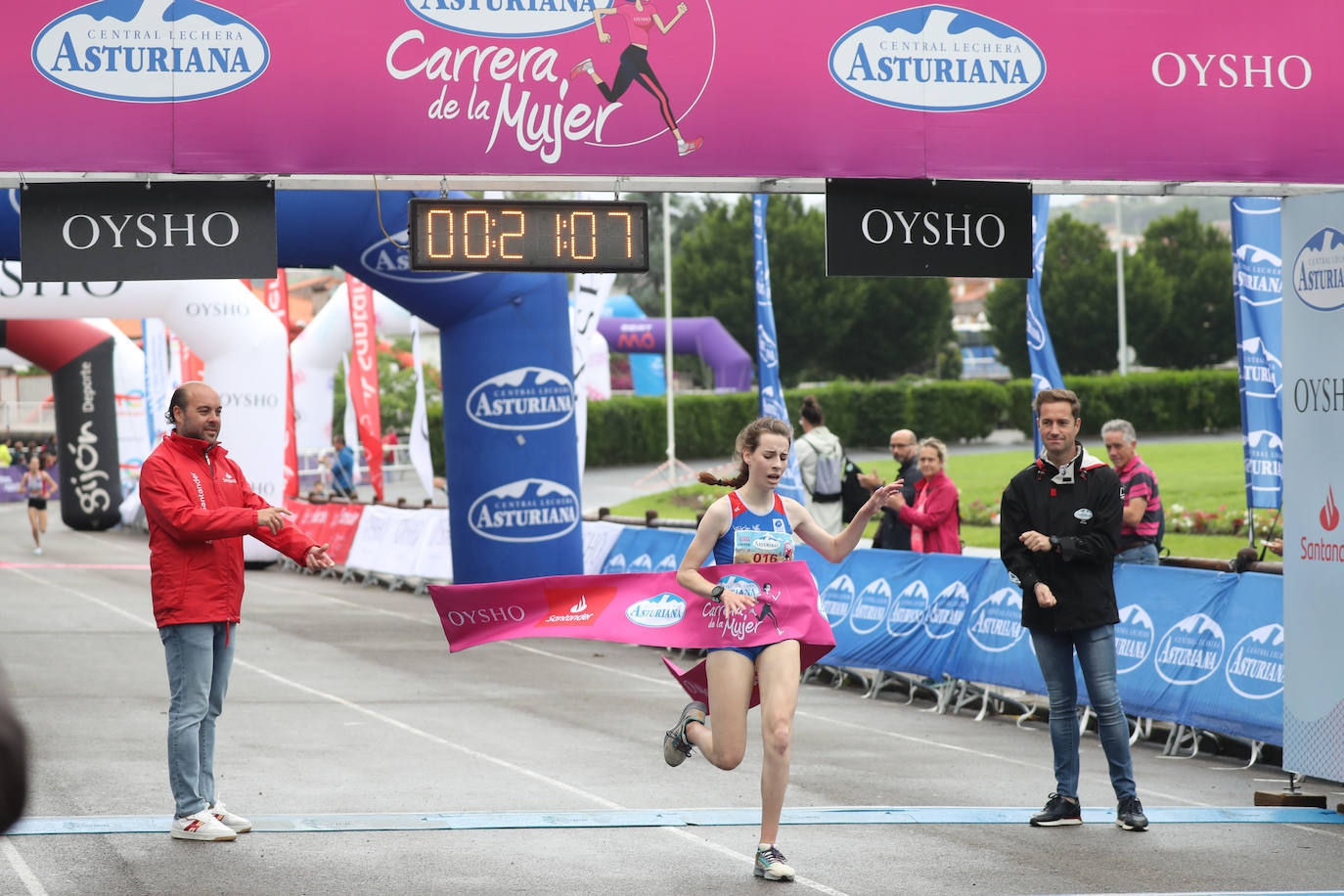 Una enorme marea rosa compuesta por unas 4.500 personas ha inundado este domingo Gijón. La Carrera de la Mujer, organizada por Central Lechera Asturiana, ha regresado a la ciudad en una jornada festiva, reivindicativa y solidaria. Las corredoras han completado los 5 kilómetros con salida en la Avenida Albert Einstein y meta en Las Mestas, y después se han sumado al festival de aeróbic y fitness de una hora. Justo antes de la salida se ha homenajeado a la alpinista local Rosa Fernández por ser un gran ejemplo para todas las deportistas asturianas. La vencedora ha sido Irene Rivero Miras, del AD Gijón Atletismo, que ha completado la prueba en 21'06. Algunas han ido corriendo y otras caminando, pero todas tenían algo en común: las luchas sociales. 