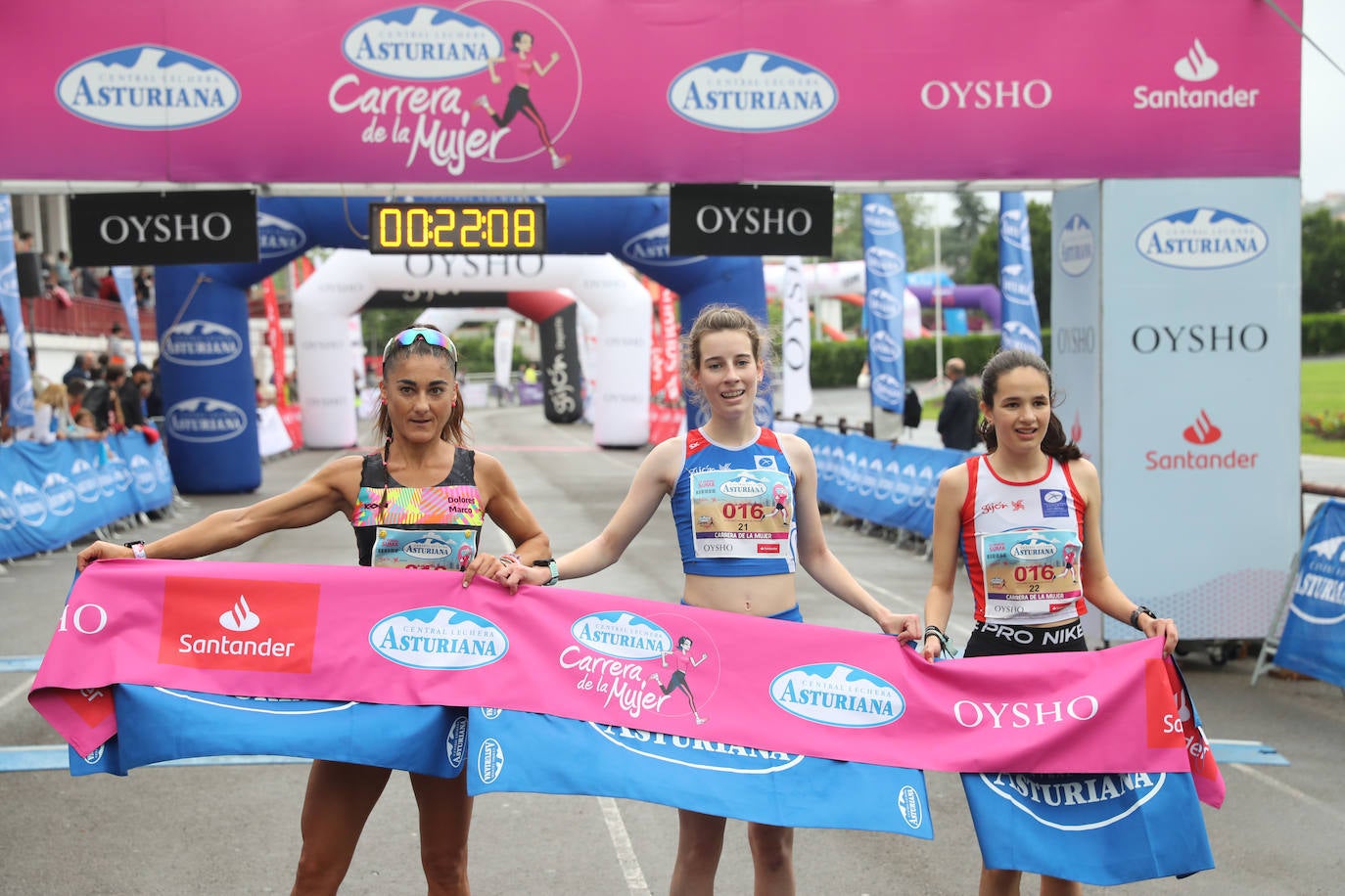 Una enorme marea rosa compuesta por unas 4.500 personas ha inundado este domingo Gijón. La Carrera de la Mujer, organizada por Central Lechera Asturiana, ha regresado a la ciudad en una jornada festiva, reivindicativa y solidaria. Las corredoras han completado los 5 kilómetros con salida en la Avenida Albert Einstein y meta en Las Mestas, y después se han sumado al festival de aeróbic y fitness de una hora. Justo antes de la salida se ha homenajeado a la alpinista local Rosa Fernández por ser un gran ejemplo para todas las deportistas asturianas. La vencedora ha sido Irene Rivero Miras, del AD Gijón Atletismo, que ha completado la prueba en 21'06. Algunas han ido corriendo y otras caminando, pero todas tenían algo en común: las luchas sociales. 