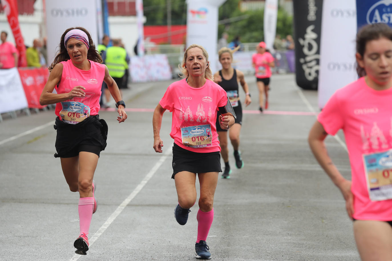 Una enorme marea rosa compuesta por unas 4.500 personas ha inundado este domingo Gijón. La Carrera de la Mujer, organizada por Central Lechera Asturiana, ha regresado a la ciudad en una jornada festiva, reivindicativa y solidaria. Las corredoras han completado los 5 kilómetros con salida en la Avenida Albert Einstein y meta en Las Mestas, y después se han sumado al festival de aeróbic y fitness de una hora. Justo antes de la salida se ha homenajeado a la alpinista local Rosa Fernández por ser un gran ejemplo para todas las deportistas asturianas. La vencedora ha sido Irene Rivero Miras, del AD Gijón Atletismo, que ha completado la prueba en 21'06. Algunas han ido corriendo y otras caminando, pero todas tenían algo en común: las luchas sociales. 