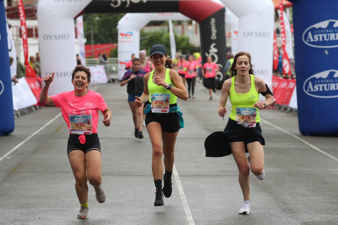 Una enorme marea rosa compuesta por unas 4.500 personas ha inundado este domingo Gijón. La Carrera de la Mujer, organizada por Central Lechera Asturiana, ha regresado a la ciudad en una jornada festiva, reivindicativa y solidaria. Las corredoras han completado los 5 kilómetros con salida en la Avenida Albert Einstein y meta en Las Mestas, y después se han sumado al festival de aeróbic y fitness de una hora. Justo antes de la salida se ha homenajeado a la alpinista local Rosa Fernández por ser un gran ejemplo para todas las deportistas asturianas. La vencedora ha sido Irene Rivero Miras, del AD Gijón Atletismo, que ha completado la prueba en 21'06. Algunas han ido corriendo y otras caminando, pero todas tenían algo en común: las luchas sociales. 