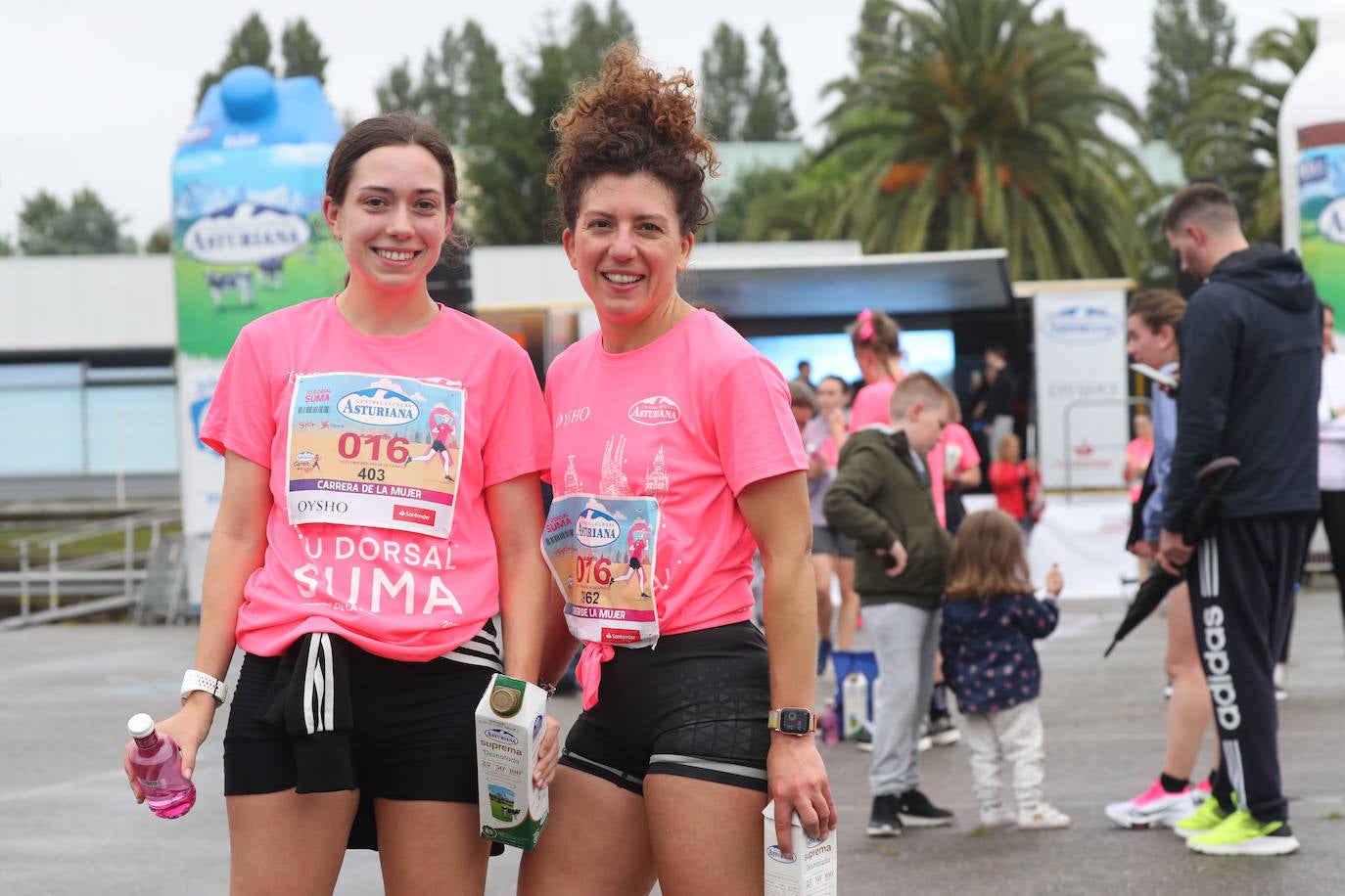 Una enorme marea rosa compuesta por unas 4.500 personas ha inundado este domingo Gijón. La Carrera de la Mujer, organizada por Central Lechera Asturiana, ha regresado a la ciudad en una jornada festiva, reivindicativa y solidaria. Las corredoras han completado los 5 kilómetros con salida en la Avenida Albert Einstein y meta en Las Mestas, y después se han sumado al festival de aeróbic y fitness de una hora. Justo antes de la salida se ha homenajeado a la alpinista local Rosa Fernández por ser un gran ejemplo para todas las deportistas asturianas. La vencedora ha sido Irene Rivero Miras, del AD Gijón Atletismo, que ha completado la prueba en 21'06. Algunas han ido corriendo y otras caminando, pero todas tenían algo en común: las luchas sociales. 