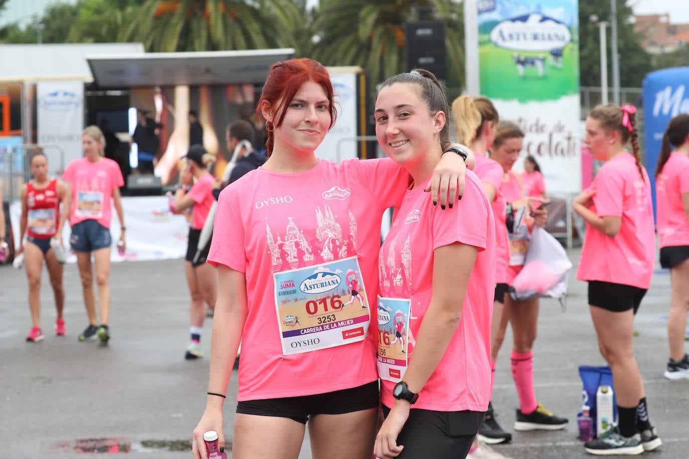 Una enorme marea rosa compuesta por unas 4.500 personas ha inundado este domingo Gijón. La Carrera de la Mujer, organizada por Central Lechera Asturiana, ha regresado a la ciudad en una jornada festiva, reivindicativa y solidaria. Las corredoras han completado los 5 kilómetros con salida en la Avenida Albert Einstein y meta en Las Mestas, y después se han sumado al festival de aeróbic y fitness de una hora. Justo antes de la salida se ha homenajeado a la alpinista local Rosa Fernández por ser un gran ejemplo para todas las deportistas asturianas. La vencedora ha sido Irene Rivero Miras, del AD Gijón Atletismo, que ha completado la prueba en 21'06. Algunas han ido corriendo y otras caminando, pero todas tenían algo en común: las luchas sociales. 