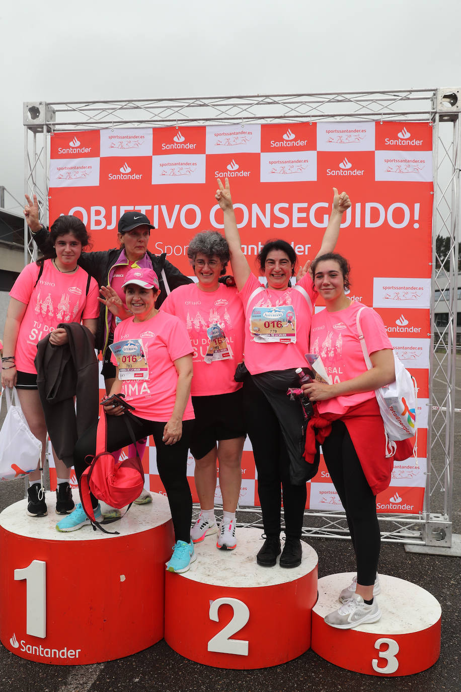 Una enorme marea rosa compuesta por unas 4.500 personas ha inundado este domingo Gijón. La Carrera de la Mujer, organizada por Central Lechera Asturiana, ha regresado a la ciudad en una jornada festiva, reivindicativa y solidaria. Las corredoras han completado los 5 kilómetros con salida en la Avenida Albert Einstein y meta en Las Mestas, y después se han sumado al festival de aeróbic y fitness de una hora. Justo antes de la salida se ha homenajeado a la alpinista local Rosa Fernández por ser un gran ejemplo para todas las deportistas asturianas. La vencedora ha sido Irene Rivero Miras, del AD Gijón Atletismo, que ha completado la prueba en 21'06. Algunas han ido corriendo y otras caminando, pero todas tenían algo en común: las luchas sociales. 