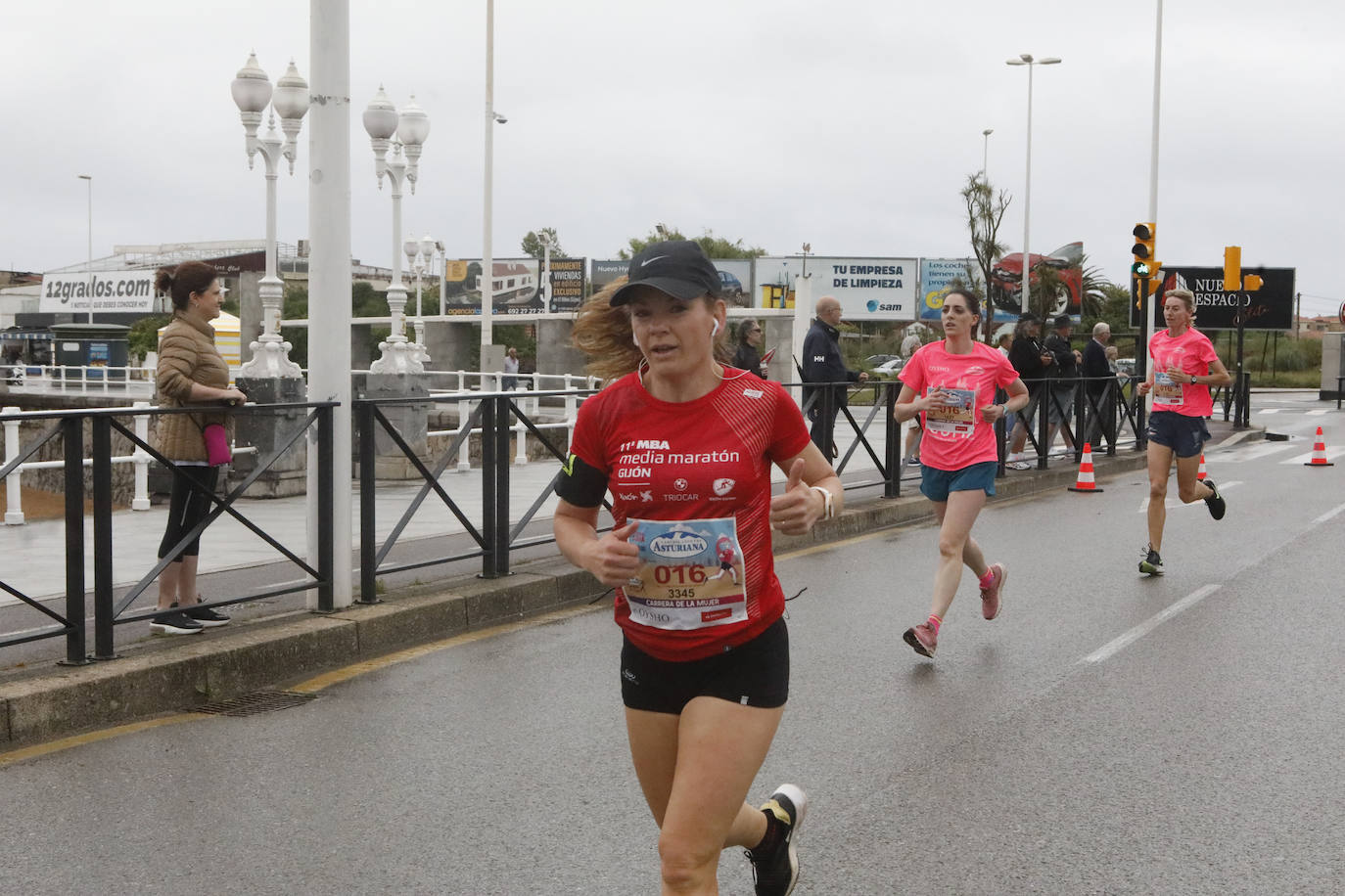 Una enorme marea rosa compuesta por unas 4.500 personas ha inundado este domingo Gijón. La Carrera de la Mujer, organizada por Central Lechera Asturiana, ha regresado a la ciudad en una jornada festiva, reivindicativa y solidaria. Las corredoras han completado los 5 kilómetros con salida en la Avenida Albert Einstein y meta en Las Mestas, y después se han sumado al festival de aeróbic y fitness de una hora. Justo antes de la salida se ha homenajeado a la alpinista local Rosa Fernández por ser un gran ejemplo para todas las deportistas asturianas. La vencedora ha sido Irene Rivero Miras, del AD Gijón Atletismo, que ha completado la prueba en 21'06. Algunas han ido corriendo y otras caminando, pero todas tenían algo en común: las luchas sociales. 