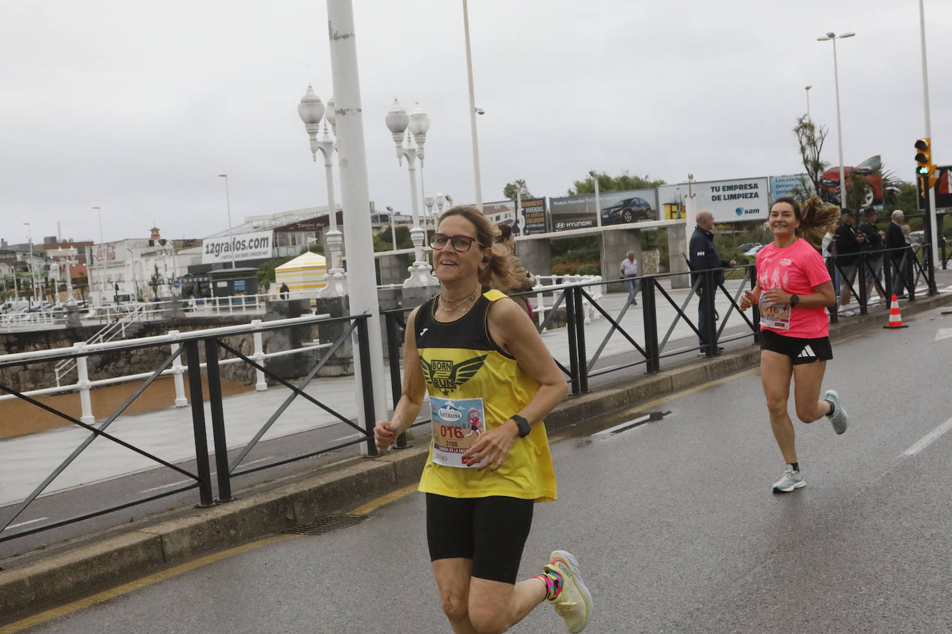 Una enorme marea rosa compuesta por unas 4.500 personas ha inundado este domingo Gijón. La Carrera de la Mujer, organizada por Central Lechera Asturiana, ha regresado a la ciudad en una jornada festiva, reivindicativa y solidaria. Las corredoras han completado los 5 kilómetros con salida en la Avenida Albert Einstein y meta en Las Mestas, y después se han sumado al festival de aeróbic y fitness de una hora. Justo antes de la salida se ha homenajeado a la alpinista local Rosa Fernández por ser un gran ejemplo para todas las deportistas asturianas. La vencedora ha sido Irene Rivero Miras, del AD Gijón Atletismo, que ha completado la prueba en 21'06. Algunas han ido corriendo y otras caminando, pero todas tenían algo en común: las luchas sociales. 