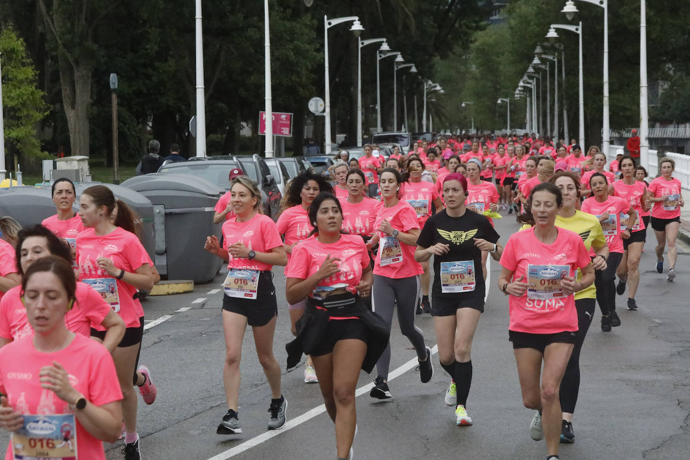 Una enorme marea rosa compuesta por unas 4.500 personas ha inundado este domingo Gijón. La Carrera de la Mujer, organizada por Central Lechera Asturiana, ha regresado a la ciudad en una jornada festiva, reivindicativa y solidaria. Las corredoras han completado los 5 kilómetros con salida en la Avenida Albert Einstein y meta en Las Mestas, y después se han sumado al festival de aeróbic y fitness de una hora. Justo antes de la salida se ha homenajeado a la alpinista local Rosa Fernández por ser un gran ejemplo para todas las deportistas asturianas. La vencedora ha sido Irene Rivero Miras, del AD Gijón Atletismo, que ha completado la prueba en 21'06. Algunas han ido corriendo y otras caminando, pero todas tenían algo en común: las luchas sociales. 