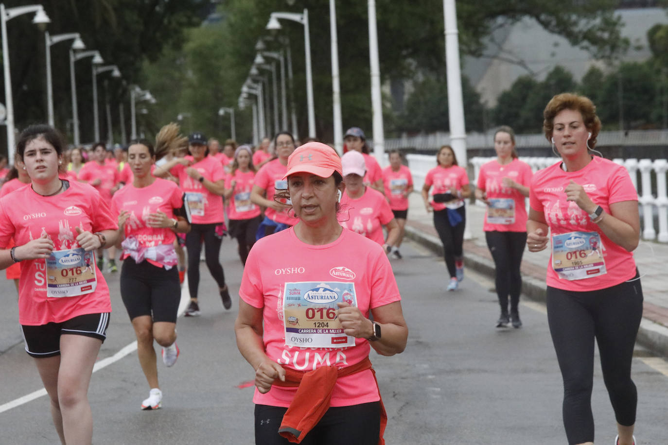 Una enorme marea rosa compuesta por unas 4.500 personas ha inundado este domingo Gijón. La Carrera de la Mujer, organizada por Central Lechera Asturiana, ha regresado a la ciudad en una jornada festiva, reivindicativa y solidaria. Las corredoras han completado los 5 kilómetros con salida en la Avenida Albert Einstein y meta en Las Mestas, y después se han sumado al festival de aeróbic y fitness de una hora. Justo antes de la salida se ha homenajeado a la alpinista local Rosa Fernández por ser un gran ejemplo para todas las deportistas asturianas. La vencedora ha sido Irene Rivero Miras, del AD Gijón Atletismo, que ha completado la prueba en 21'06. Algunas han ido corriendo y otras caminando, pero todas tenían algo en común: las luchas sociales. 