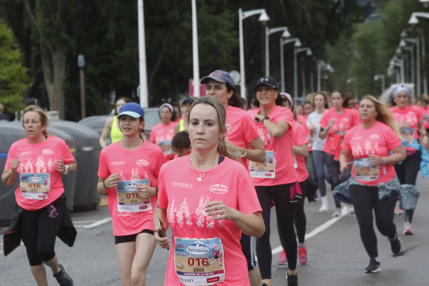 Una enorme marea rosa compuesta por unas 4.500 personas ha inundado este domingo Gijón. La Carrera de la Mujer, organizada por Central Lechera Asturiana, ha regresado a la ciudad en una jornada festiva, reivindicativa y solidaria. Las corredoras han completado los 5 kilómetros con salida en la Avenida Albert Einstein y meta en Las Mestas, y después se han sumado al festival de aeróbic y fitness de una hora. Justo antes de la salida se ha homenajeado a la alpinista local Rosa Fernández por ser un gran ejemplo para todas las deportistas asturianas. La vencedora ha sido Irene Rivero Miras, del AD Gijón Atletismo, que ha completado la prueba en 21'06. Algunas han ido corriendo y otras caminando, pero todas tenían algo en común: las luchas sociales. 