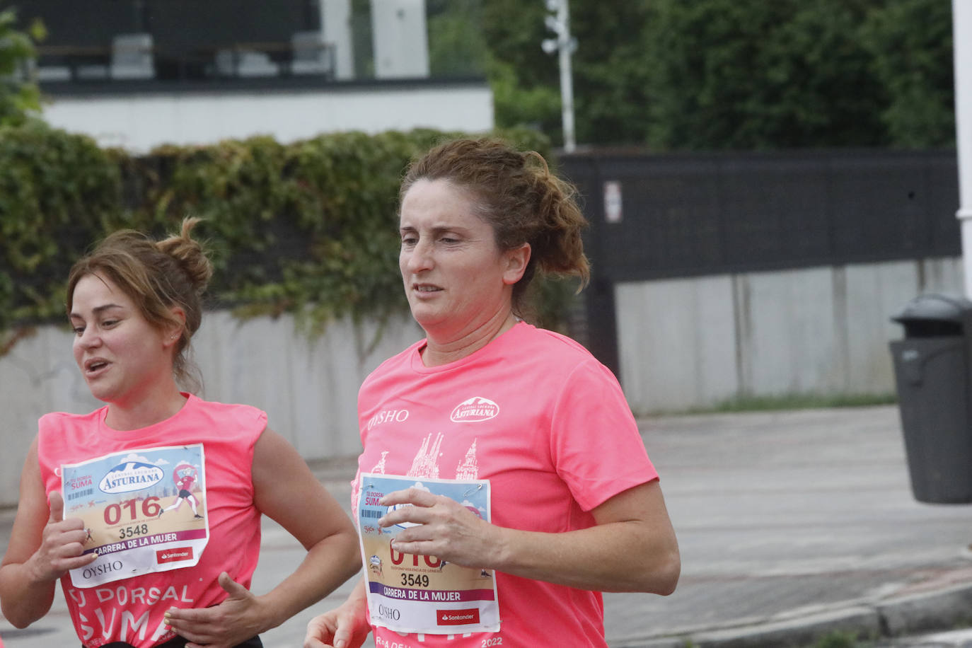 Una enorme marea rosa compuesta por unas 4.500 personas ha inundado este domingo Gijón. La Carrera de la Mujer, organizada por Central Lechera Asturiana, ha regresado a la ciudad en una jornada festiva, reivindicativa y solidaria. Las corredoras han completado los 5 kilómetros con salida en la Avenida Albert Einstein y meta en Las Mestas, y después se han sumado al festival de aeróbic y fitness de una hora. Justo antes de la salida se ha homenajeado a la alpinista local Rosa Fernández por ser un gran ejemplo para todas las deportistas asturianas. La vencedora ha sido Irene Rivero Miras, del AD Gijón Atletismo, que ha completado la prueba en 21'06. Algunas han ido corriendo y otras caminando, pero todas tenían algo en común: las luchas sociales. 