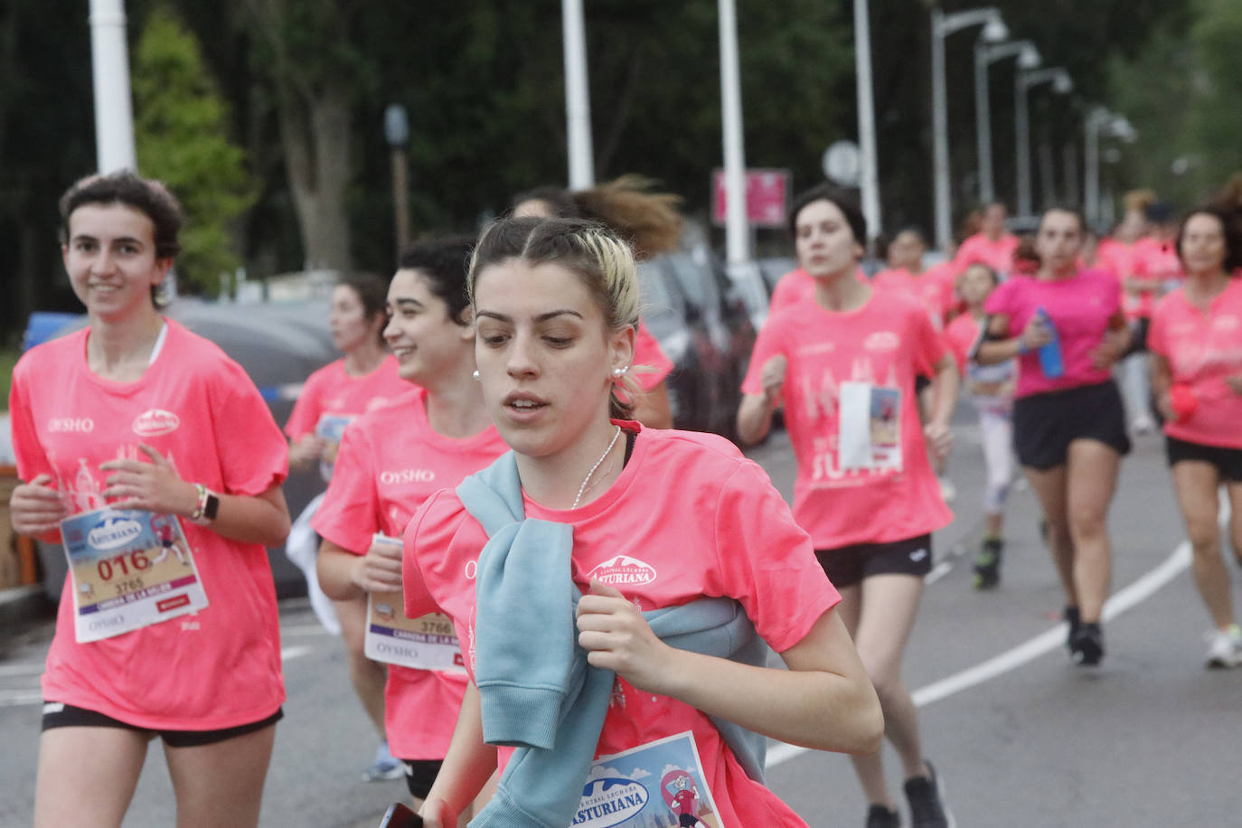 Una enorme marea rosa compuesta por unas 4.500 personas ha inundado este domingo Gijón. La Carrera de la Mujer, organizada por Central Lechera Asturiana, ha regresado a la ciudad en una jornada festiva, reivindicativa y solidaria. Las corredoras han completado los 5 kilómetros con salida en la Avenida Albert Einstein y meta en Las Mestas, y después se han sumado al festival de aeróbic y fitness de una hora. Justo antes de la salida se ha homenajeado a la alpinista local Rosa Fernández por ser un gran ejemplo para todas las deportistas asturianas. La vencedora ha sido Irene Rivero Miras, del AD Gijón Atletismo, que ha completado la prueba en 21'06. Algunas han ido corriendo y otras caminando, pero todas tenían algo en común: las luchas sociales. 