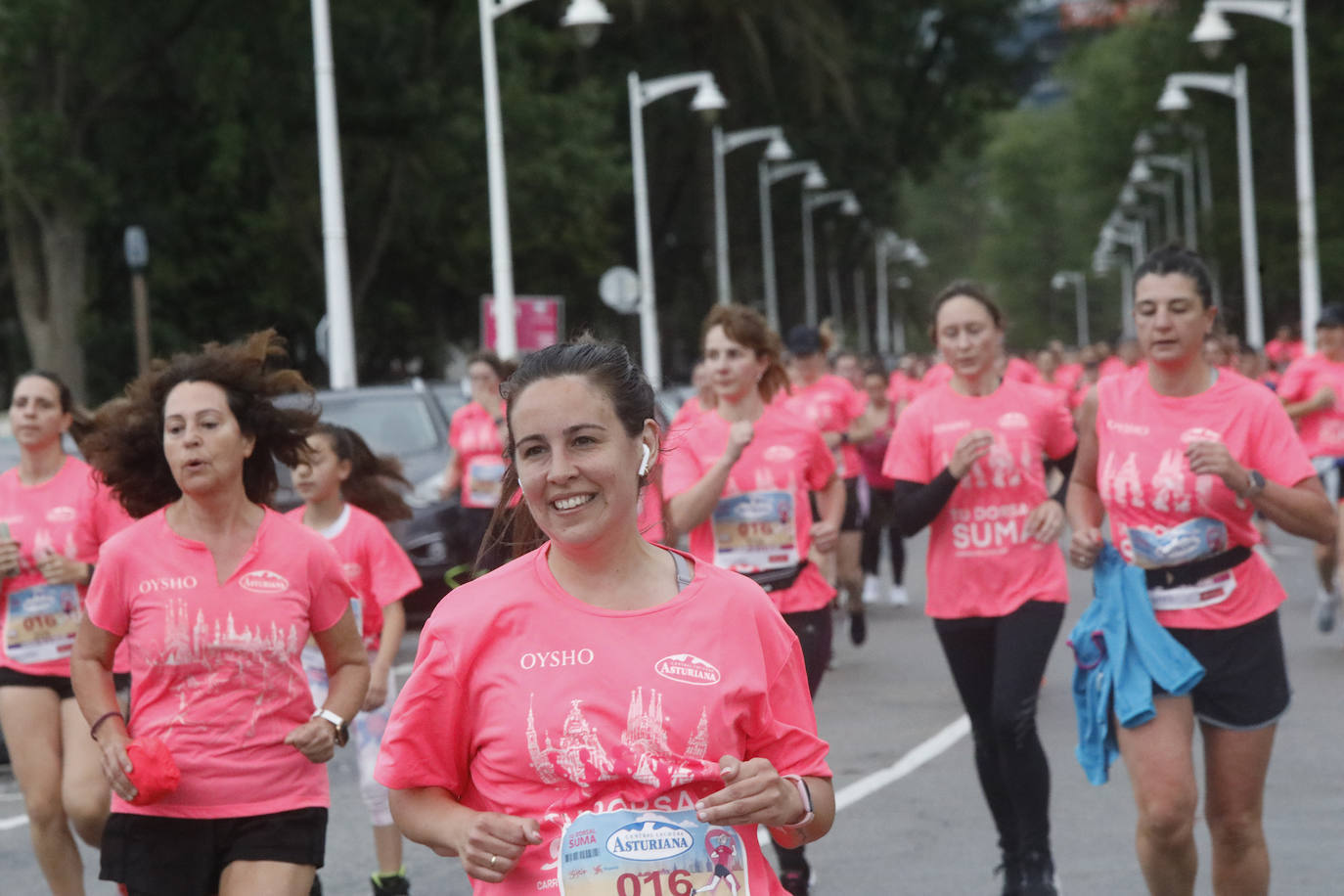 Una enorme marea rosa compuesta por unas 4.500 personas ha inundado este domingo Gijón. La Carrera de la Mujer, organizada por Central Lechera Asturiana, ha regresado a la ciudad en una jornada festiva, reivindicativa y solidaria. Las corredoras han completado los 5 kilómetros con salida en la Avenida Albert Einstein y meta en Las Mestas, y después se han sumado al festival de aeróbic y fitness de una hora. Justo antes de la salida se ha homenajeado a la alpinista local Rosa Fernández por ser un gran ejemplo para todas las deportistas asturianas. La vencedora ha sido Irene Rivero Miras, del AD Gijón Atletismo, que ha completado la prueba en 21'06. Algunas han ido corriendo y otras caminando, pero todas tenían algo en común: las luchas sociales. 