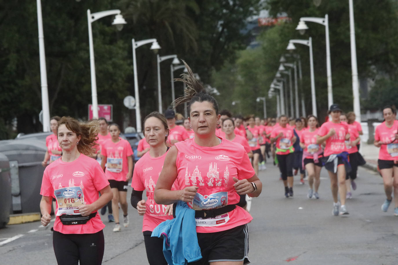 Una enorme marea rosa compuesta por unas 4.500 personas ha inundado este domingo Gijón. La Carrera de la Mujer, organizada por Central Lechera Asturiana, ha regresado a la ciudad en una jornada festiva, reivindicativa y solidaria. Las corredoras han completado los 5 kilómetros con salida en la Avenida Albert Einstein y meta en Las Mestas, y después se han sumado al festival de aeróbic y fitness de una hora. Justo antes de la salida se ha homenajeado a la alpinista local Rosa Fernández por ser un gran ejemplo para todas las deportistas asturianas. La vencedora ha sido Irene Rivero Miras, del AD Gijón Atletismo, que ha completado la prueba en 21'06. Algunas han ido corriendo y otras caminando, pero todas tenían algo en común: las luchas sociales. 