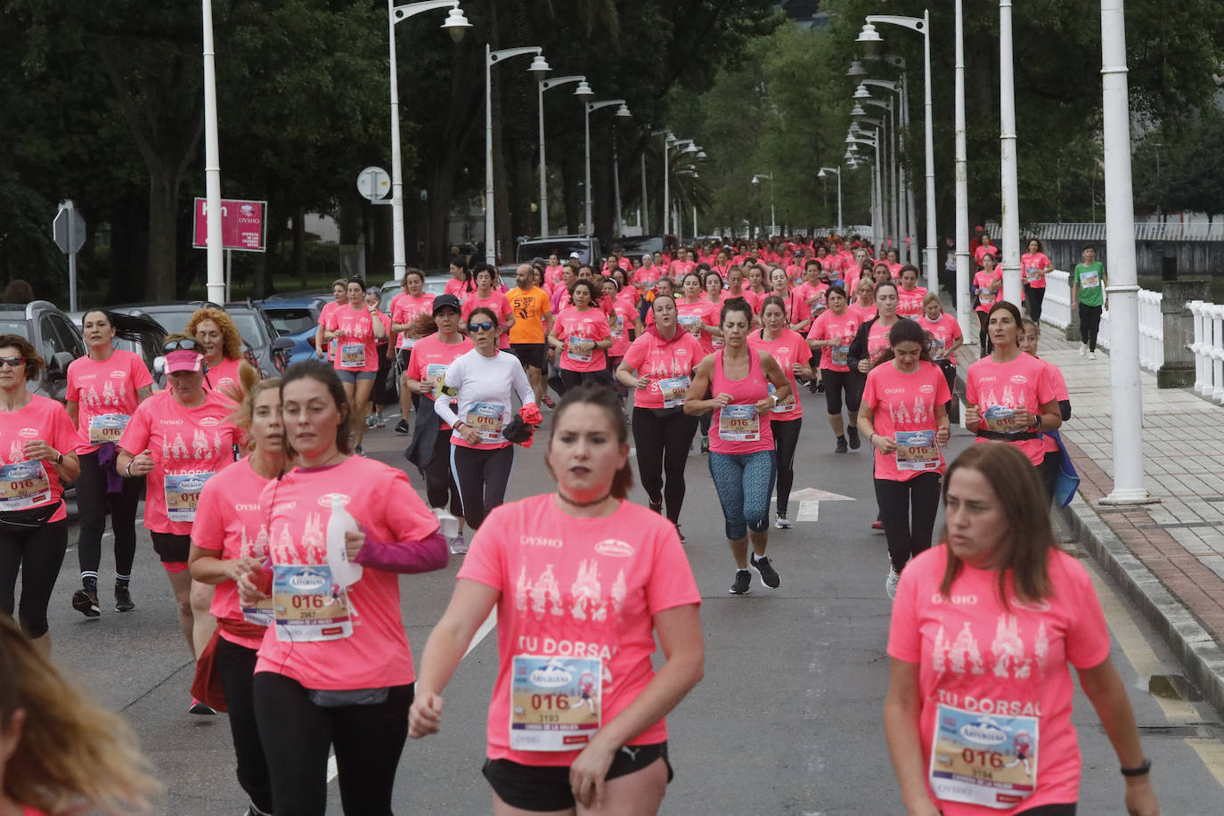 Una enorme marea rosa compuesta por unas 4.500 personas ha inundado este domingo Gijón. La Carrera de la Mujer, organizada por Central Lechera Asturiana, ha regresado a la ciudad en una jornada festiva, reivindicativa y solidaria. Las corredoras han completado los 5 kilómetros con salida en la Avenida Albert Einstein y meta en Las Mestas, y después se han sumado al festival de aeróbic y fitness de una hora. Justo antes de la salida se ha homenajeado a la alpinista local Rosa Fernández por ser un gran ejemplo para todas las deportistas asturianas. La vencedora ha sido Irene Rivero Miras, del AD Gijón Atletismo, que ha completado la prueba en 21'06. Algunas han ido corriendo y otras caminando, pero todas tenían algo en común: las luchas sociales. 