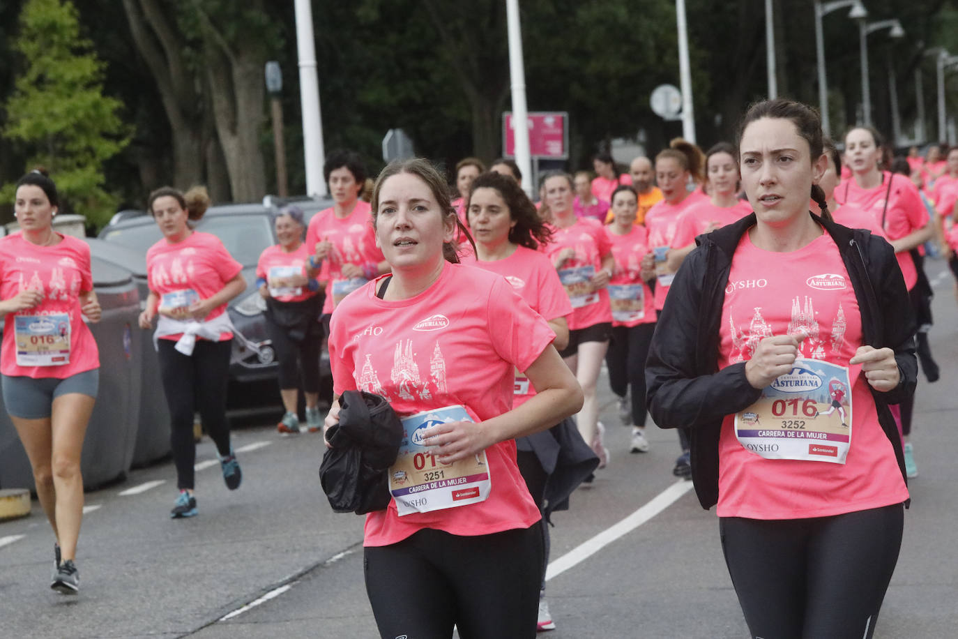 Una enorme marea rosa compuesta por unas 4.500 personas ha inundado este domingo Gijón. La Carrera de la Mujer, organizada por Central Lechera Asturiana, ha regresado a la ciudad en una jornada festiva, reivindicativa y solidaria. Las corredoras han completado los 5 kilómetros con salida en la Avenida Albert Einstein y meta en Las Mestas, y después se han sumado al festival de aeróbic y fitness de una hora. Justo antes de la salida se ha homenajeado a la alpinista local Rosa Fernández por ser un gran ejemplo para todas las deportistas asturianas. La vencedora ha sido Irene Rivero Miras, del AD Gijón Atletismo, que ha completado la prueba en 21'06. Algunas han ido corriendo y otras caminando, pero todas tenían algo en común: las luchas sociales. 