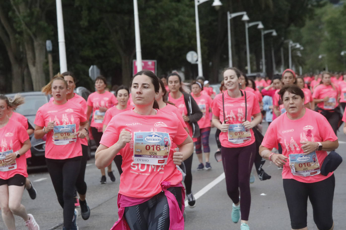 Una enorme marea rosa compuesta por unas 4.500 personas ha inundado este domingo Gijón. La Carrera de la Mujer, organizada por Central Lechera Asturiana, ha regresado a la ciudad en una jornada festiva, reivindicativa y solidaria. Las corredoras han completado los 5 kilómetros con salida en la Avenida Albert Einstein y meta en Las Mestas, y después se han sumado al festival de aeróbic y fitness de una hora. Justo antes de la salida se ha homenajeado a la alpinista local Rosa Fernández por ser un gran ejemplo para todas las deportistas asturianas. La vencedora ha sido Irene Rivero Miras, del AD Gijón Atletismo, que ha completado la prueba en 21'06. Algunas han ido corriendo y otras caminando, pero todas tenían algo en común: las luchas sociales. 