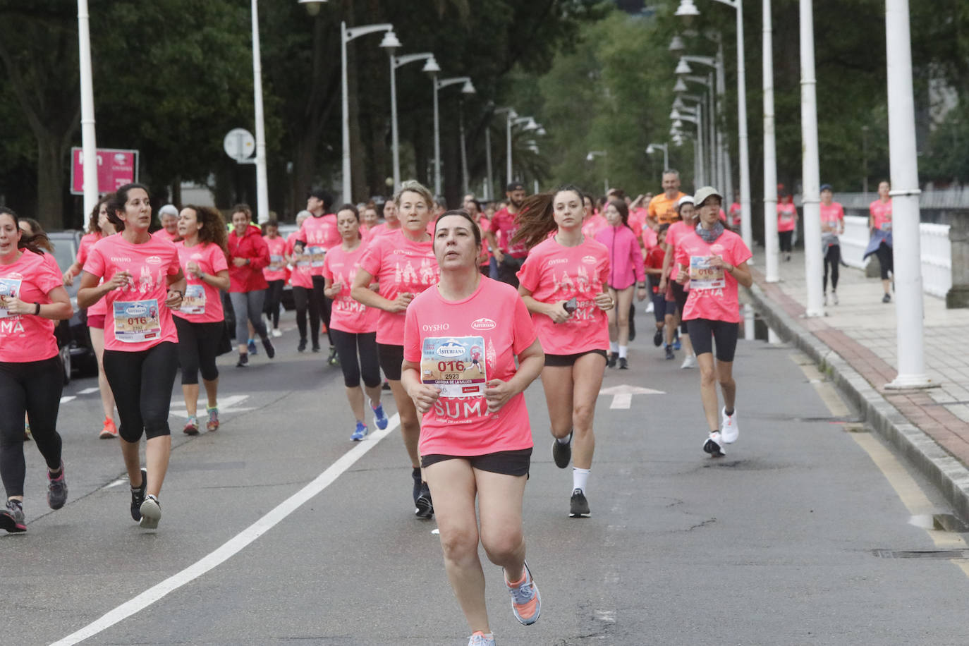 Una enorme marea rosa compuesta por unas 4.500 personas ha inundado este domingo Gijón. La Carrera de la Mujer, organizada por Central Lechera Asturiana, ha regresado a la ciudad en una jornada festiva, reivindicativa y solidaria. Las corredoras han completado los 5 kilómetros con salida en la Avenida Albert Einstein y meta en Las Mestas, y después se han sumado al festival de aeróbic y fitness de una hora. Justo antes de la salida se ha homenajeado a la alpinista local Rosa Fernández por ser un gran ejemplo para todas las deportistas asturianas. La vencedora ha sido Irene Rivero Miras, del AD Gijón Atletismo, que ha completado la prueba en 21'06. Algunas han ido corriendo y otras caminando, pero todas tenían algo en común: las luchas sociales. 