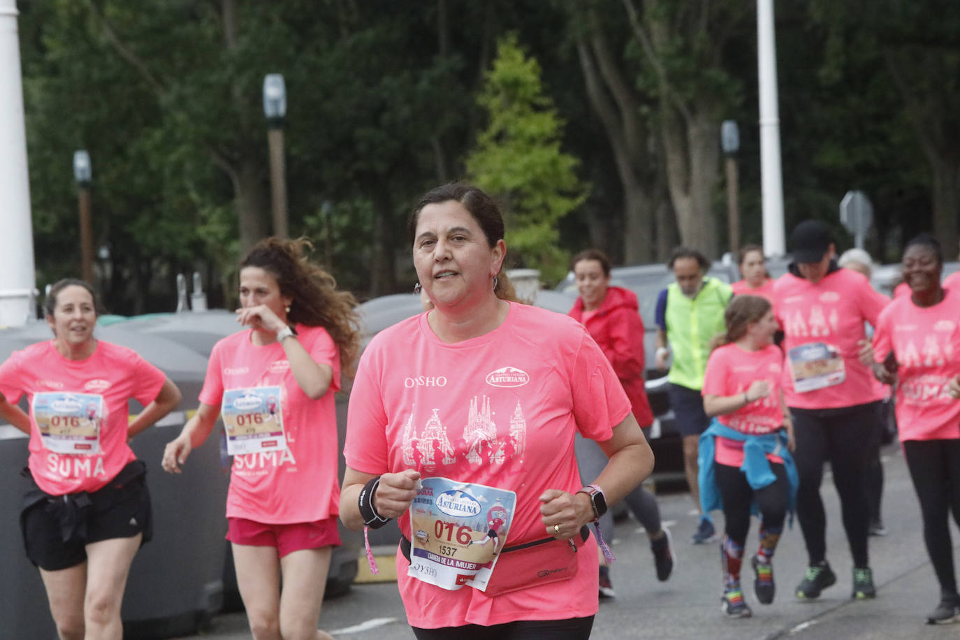 Una enorme marea rosa compuesta por unas 4.500 personas ha inundado este domingo Gijón. La Carrera de la Mujer, organizada por Central Lechera Asturiana, ha regresado a la ciudad en una jornada festiva, reivindicativa y solidaria. Las corredoras han completado los 5 kilómetros con salida en la Avenida Albert Einstein y meta en Las Mestas, y después se han sumado al festival de aeróbic y fitness de una hora. Justo antes de la salida se ha homenajeado a la alpinista local Rosa Fernández por ser un gran ejemplo para todas las deportistas asturianas. La vencedora ha sido Irene Rivero Miras, del AD Gijón Atletismo, que ha completado la prueba en 21'06. Algunas han ido corriendo y otras caminando, pero todas tenían algo en común: las luchas sociales. 