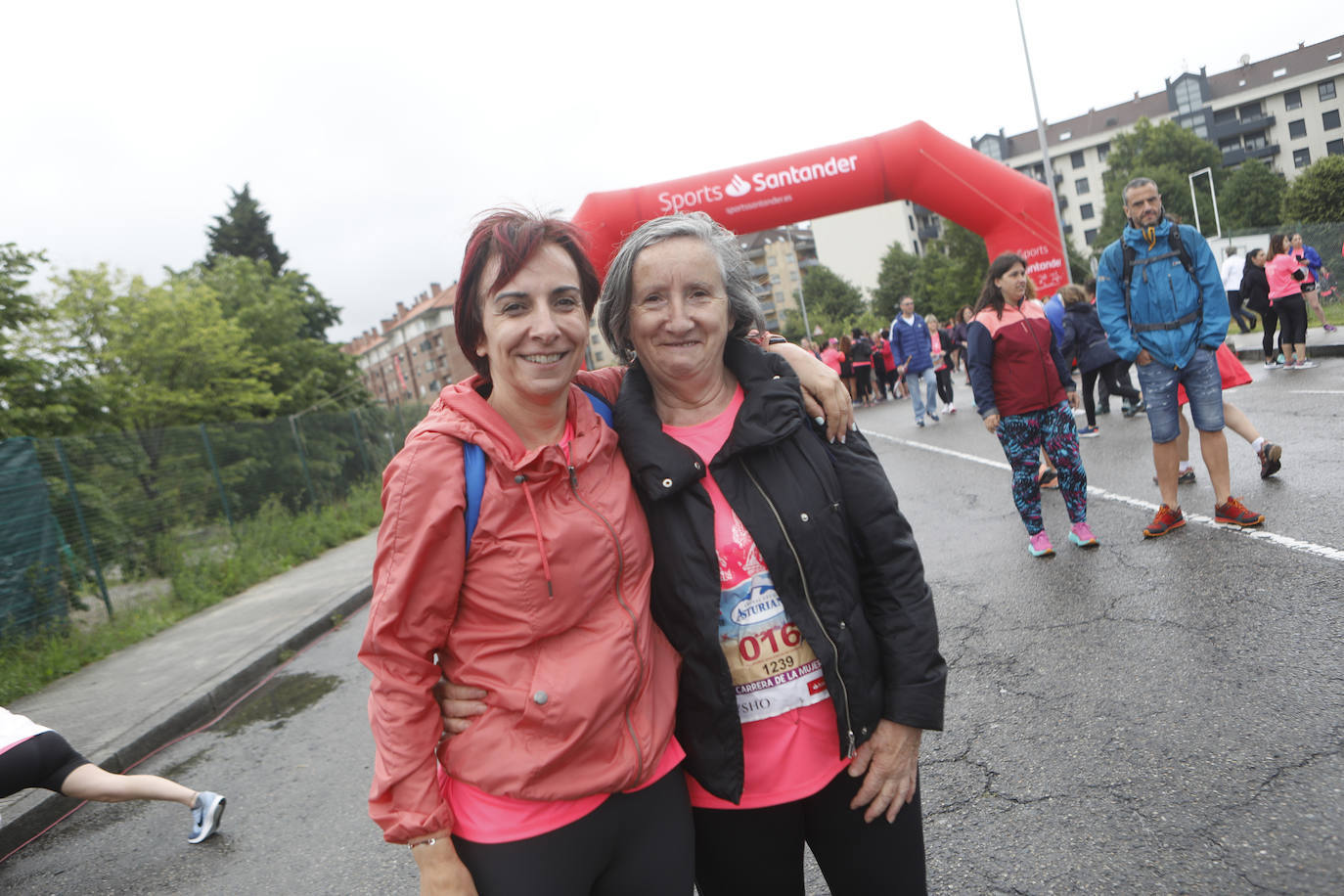 Una enorme marea rosa compuesta por unas 4.500 personas ha inundado este domingo Gijón. La Carrera de la Mujer, organizada por Central Lechera Asturiana, ha regresado a la ciudad en una jornada festiva, reivindicativa y solidaria. Las corredoras han completado los 5 kilómetros con salida en la Avenida Albert Einstein y meta en Las Mestas, y después se han sumado al festival de aeróbic y fitness de una hora. Justo antes de la salida se ha homenajeado a la alpinista local Rosa Fernández por ser un gran ejemplo para todas las deportistas asturianas. La vencedora ha sido Irene Rivero Miras, del AD Gijón Atletismo, que ha completado la prueba en 21'06. Algunas han ido corriendo y otras caminando, pero todas tenían algo en común: las luchas sociales. 