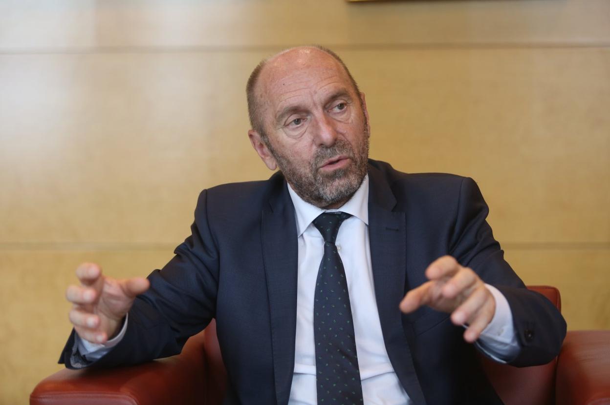 El vicepresidente responde a una de las preguntas. 