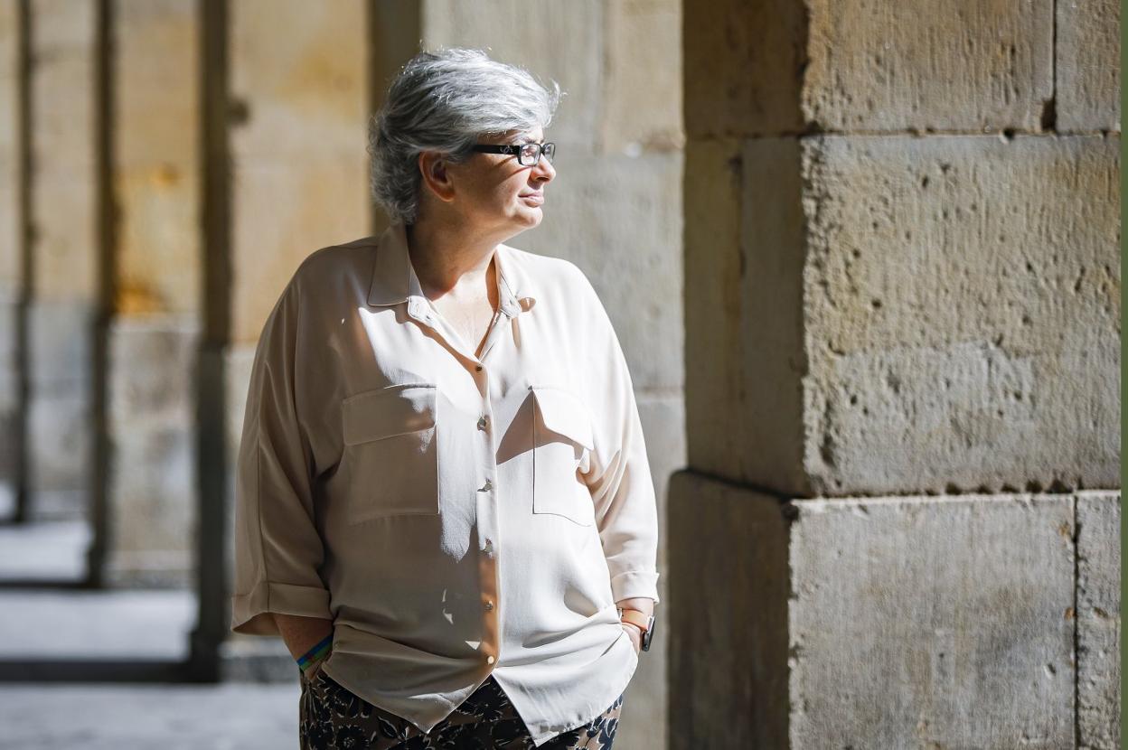 La alcaldesa pasea por los soportales que rodean la plaza Mayor. 