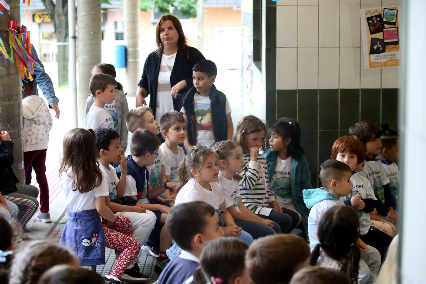 Rita Ojanguren y Silvia Von Nadie interpretan canciones en varios idiomas para los niños de Infantil del colegio de Ventanielles durante la celebración del Oreyinas Fest.