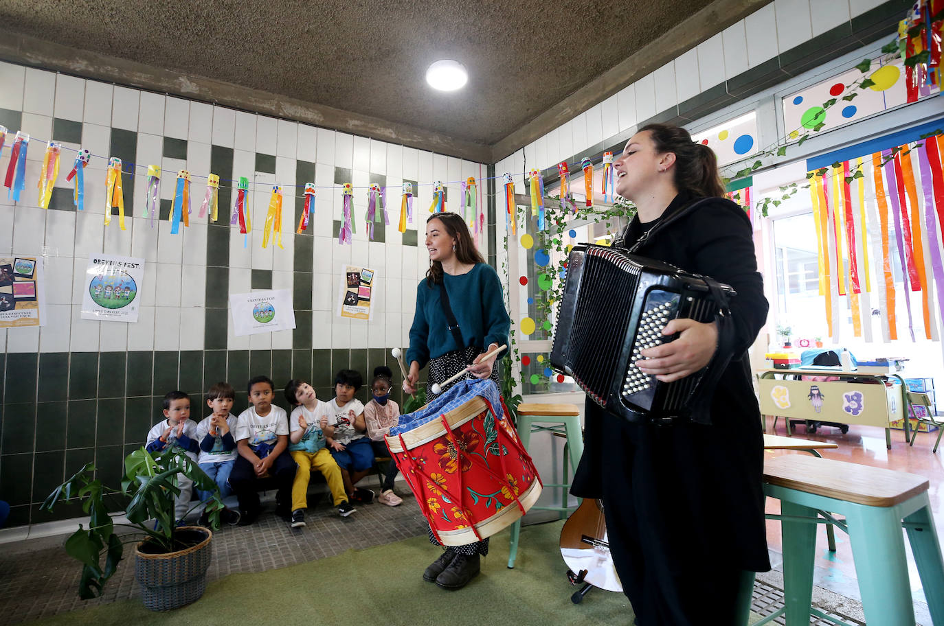 Rita Ojanguren y Silvia Von Nadie interpretan canciones en varios idiomas para los niños de Infantil del colegio de Ventanielles durante la celebración del Oreyinas Fest.