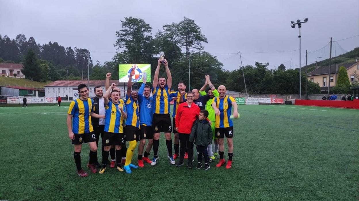 El equipo de la peña Stadium celebra su victoria en el torneo. 