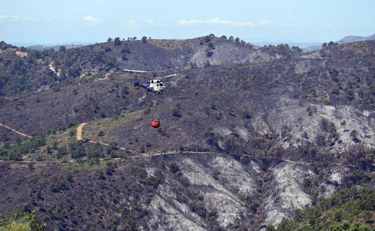 Un helicóptero sobrevuela la zona del incendio. 