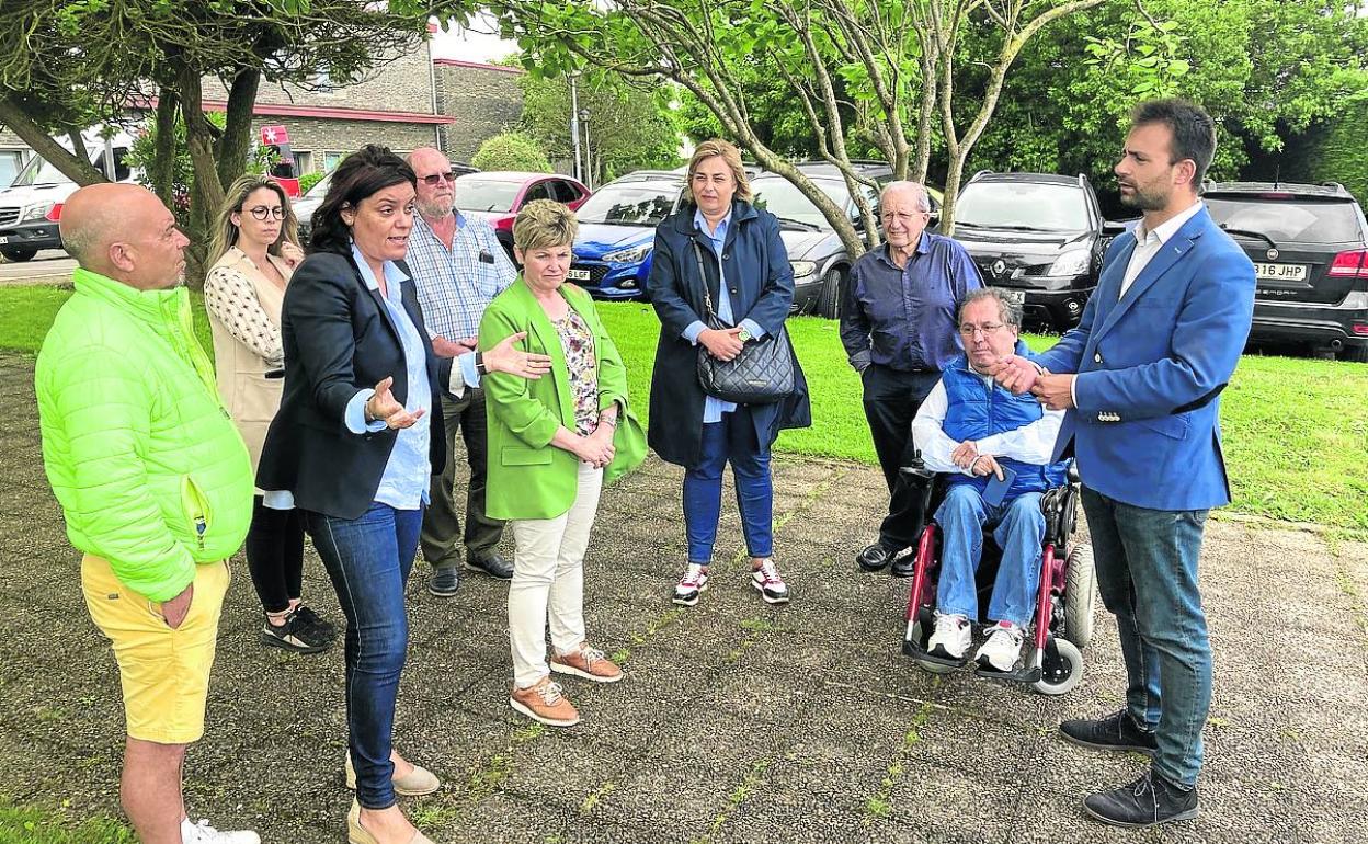 Miembros de Salvemos nuestro Hospital con las regidoras de Coaña y Villayón, además de Polledo y Queipo.