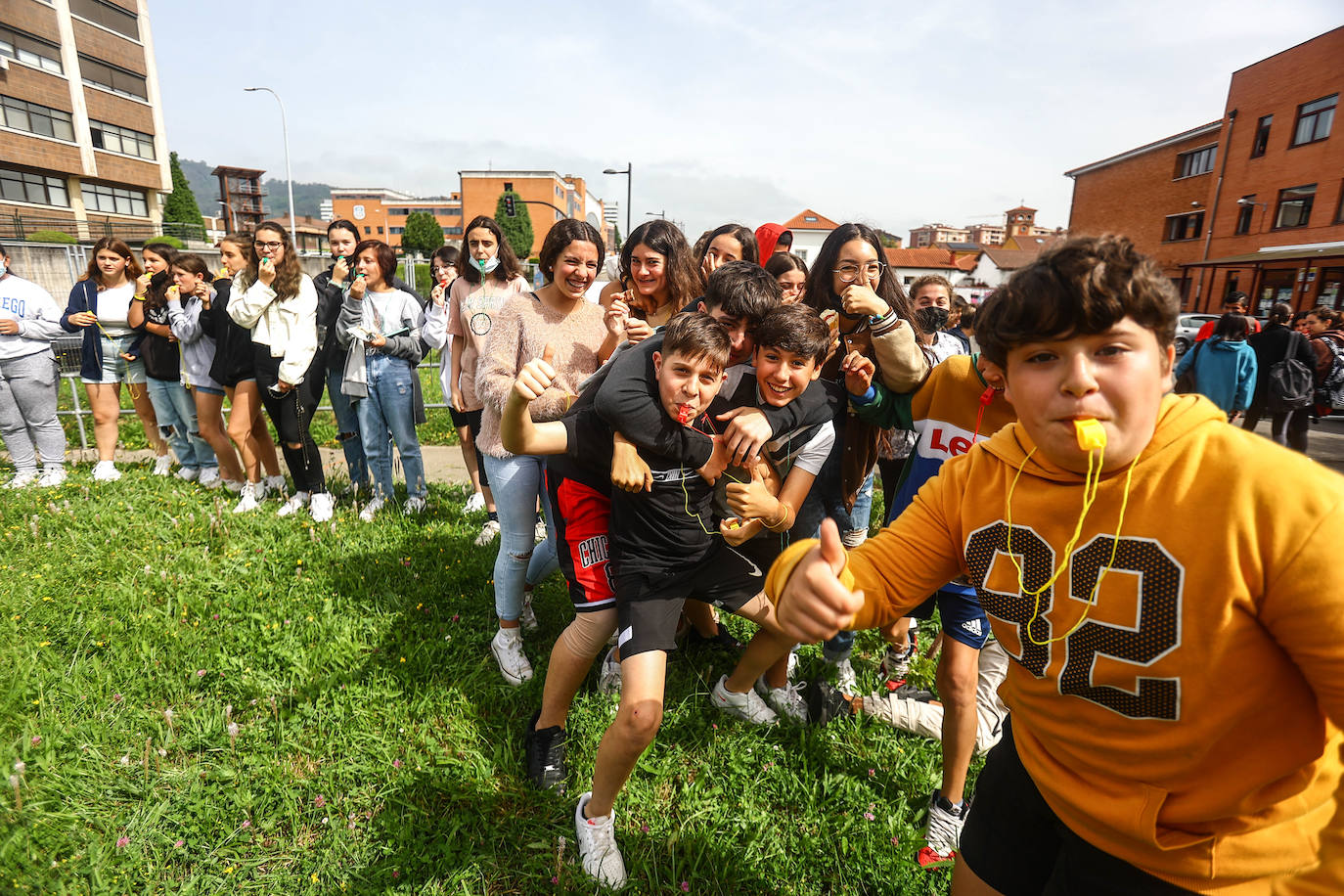 La comunidad educativa del instituto Pérez de Ayala se manifiesta para exigir al Principado la contratación de treinta nuevos profesores de cara al próximo curso.