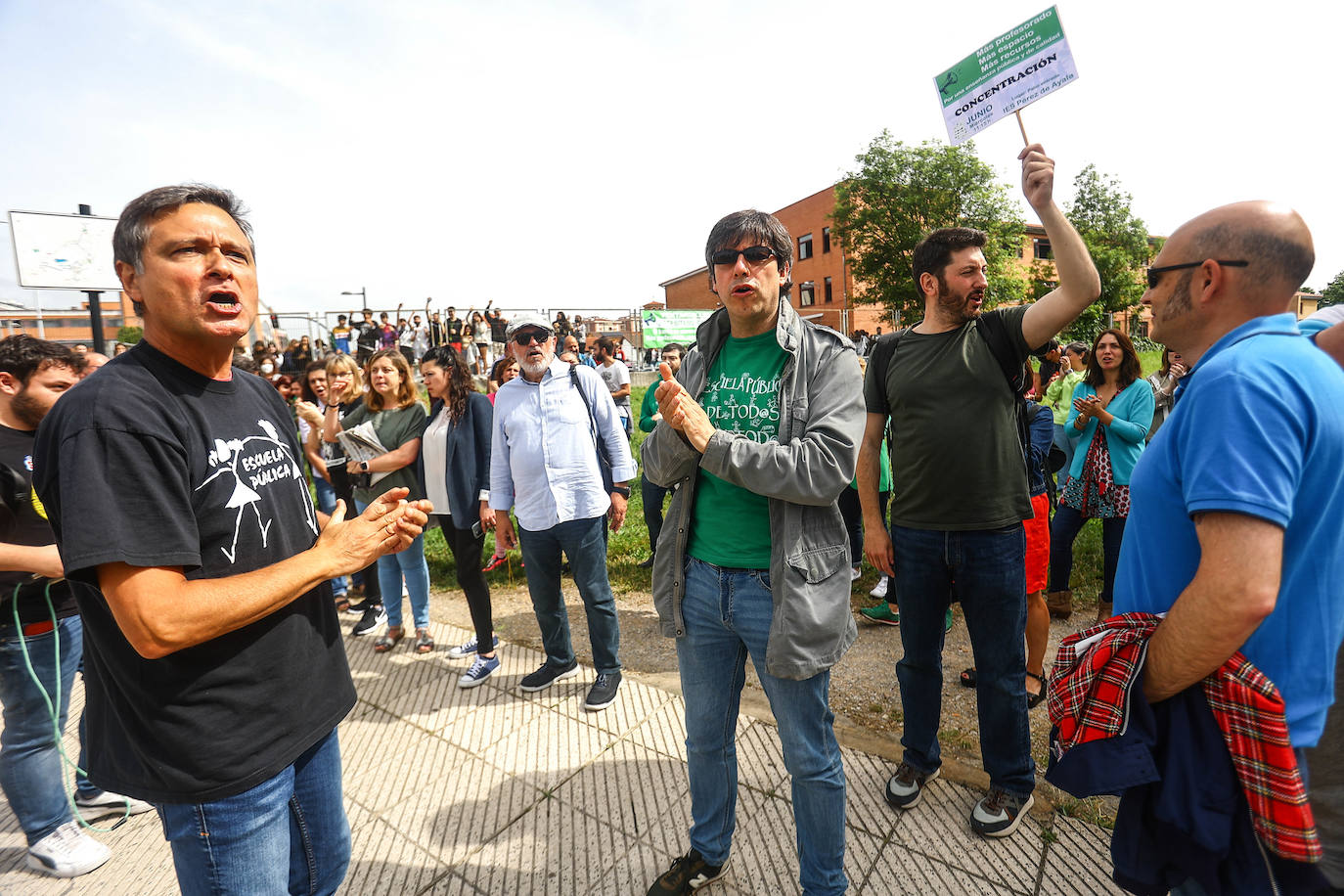 La comunidad educativa del instituto Pérez de Ayala se manifiesta para exigir al Principado la contratación de treinta nuevos profesores de cara al próximo curso.