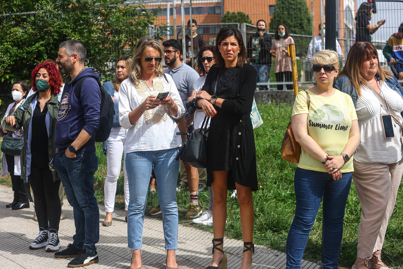 La comunidad educativa del instituto Pérez de Ayala se manifiesta para exigir al Principado la contratación de treinta nuevos profesores de cara al próximo curso.