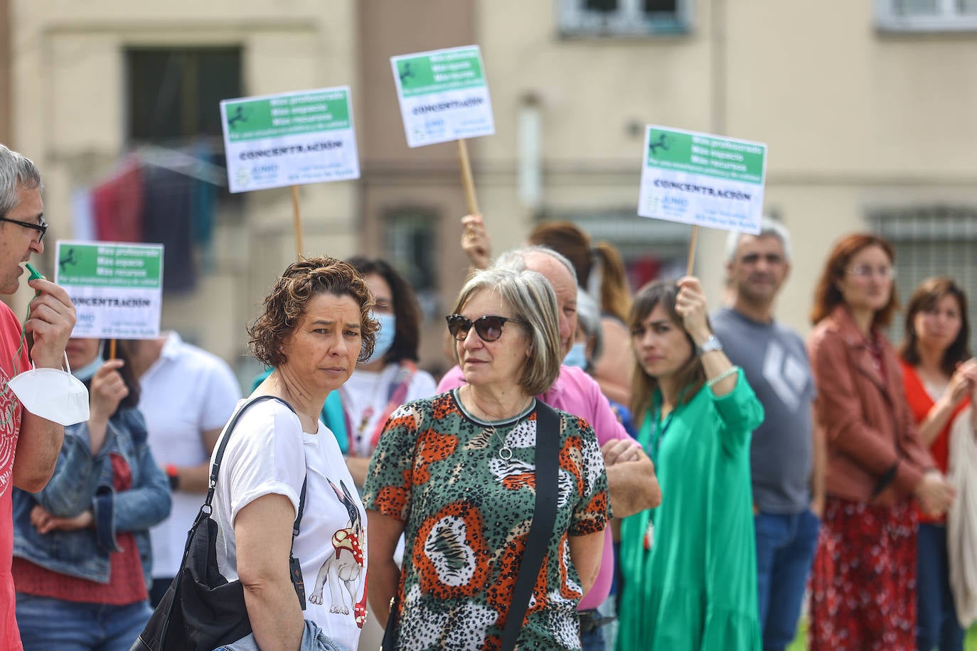 La comunidad educativa del instituto Pérez de Ayala se manifiesta para exigir al Principado la contratación de treinta nuevos profesores de cara al próximo curso.