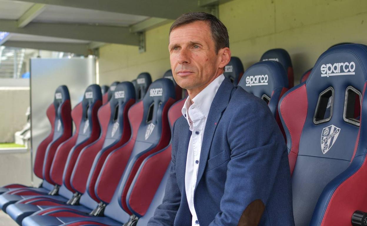 Cuco Ziganda ha sido presentado este martes como entrenador del Huesca. 