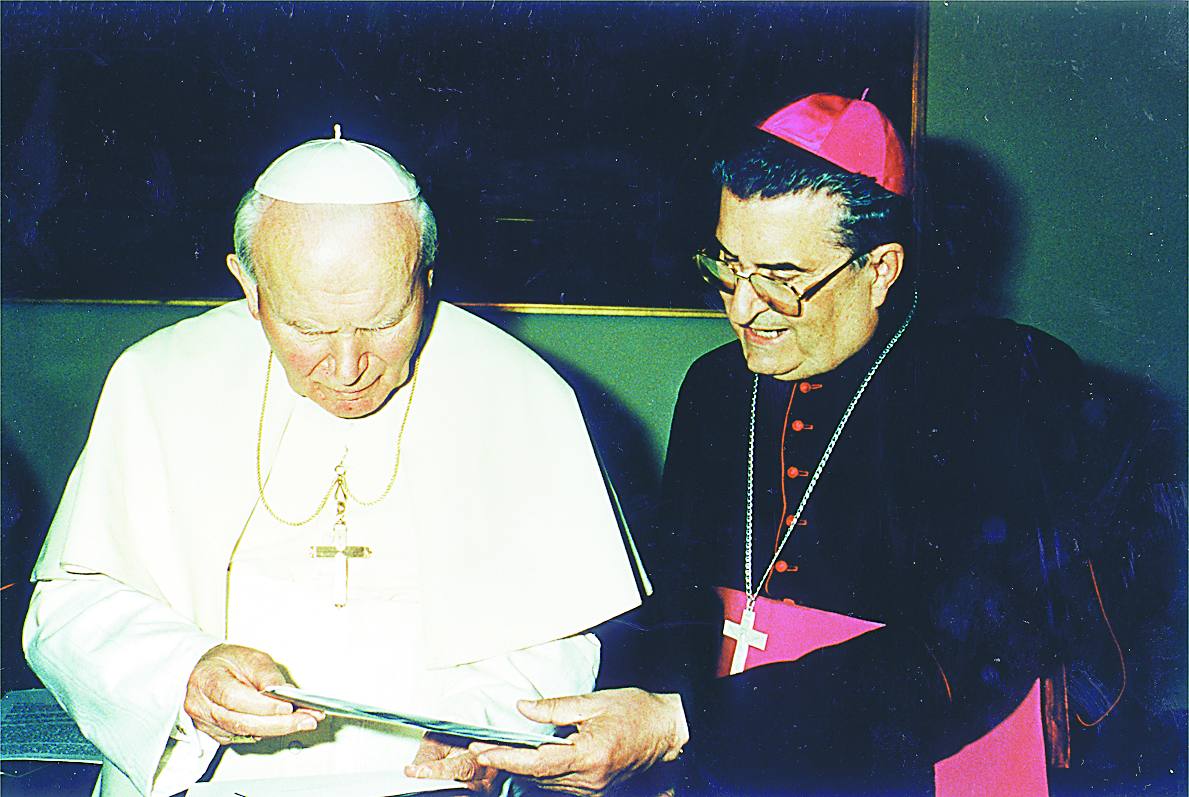Gabino Díaz Merchán, arzobispo de Oviedo, le entrega un libro al Papa, Juan Pablo II en el Vaticano en 1998.