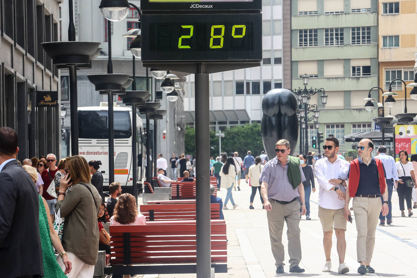 Fotos: Las playas asturianas se llenan en un día en el que los termómetros superan los 30 grados