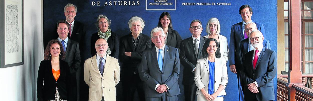 Delante, por la izquierda, Elena García Armada, Manuel Toharia, Pedro Miguel Echenique, Paz Zorzano y Salvador Moncada. Detrás, Juan Ignacio Cirac, Jerónimo López, María Teresa Tellería, Juan Luis Arsuaga, Concepción Alicia Monje, Avelino Corma, Inés Rodríguez, César Cernuda y Ginés Morata. 