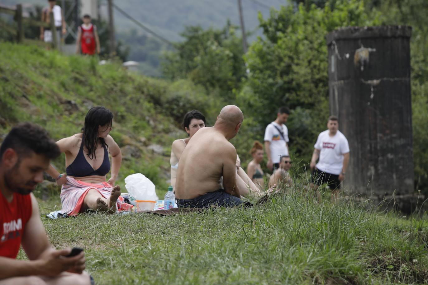 Playas y piscinas abarrotadas en un jueves que supera los 30 grados en prácticamente todos los puntos de la región y que terminará en tormentas dispersas.