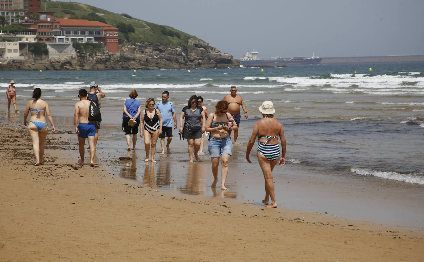 Playas y piscinas abarrotadas en un jueves que supera los 30 grados en prácticamente todos los puntos de la región y que terminará en tormentas dispersas.