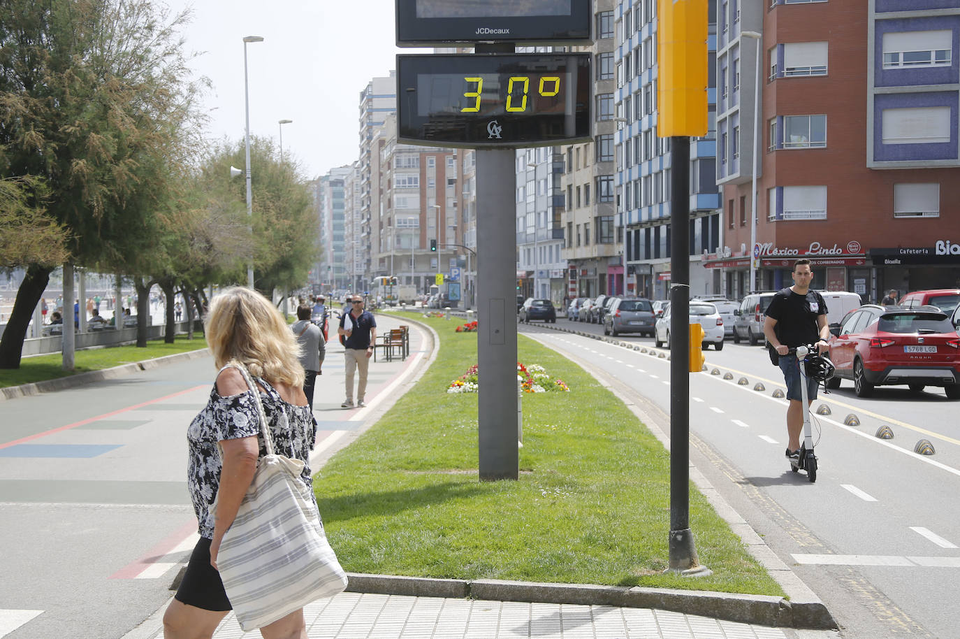 Playas y piscinas abarrotadas en un jueves que supera los 30 grados en prácticamente todos los puntos de la región y que terminará en tormentas dispersas.